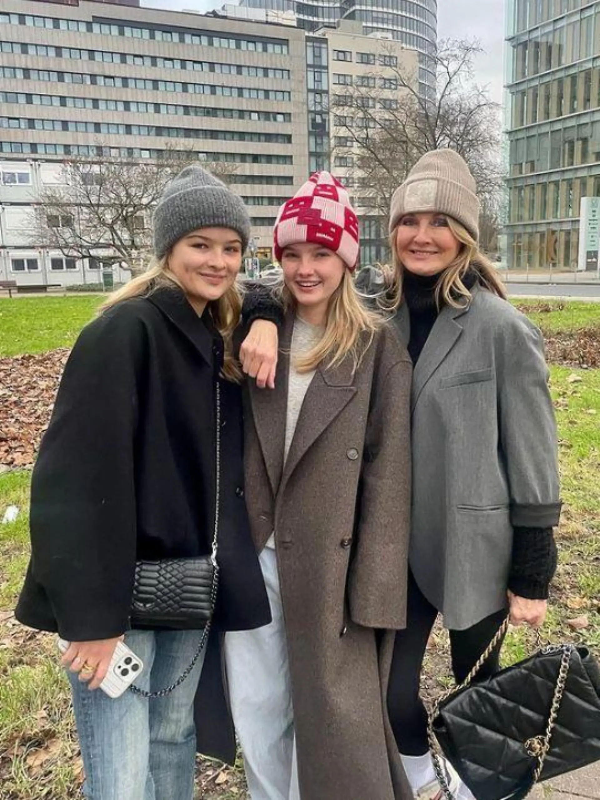 Frauke Ludowig posiert mit ihren beiden Töchtern Nele und Nika.