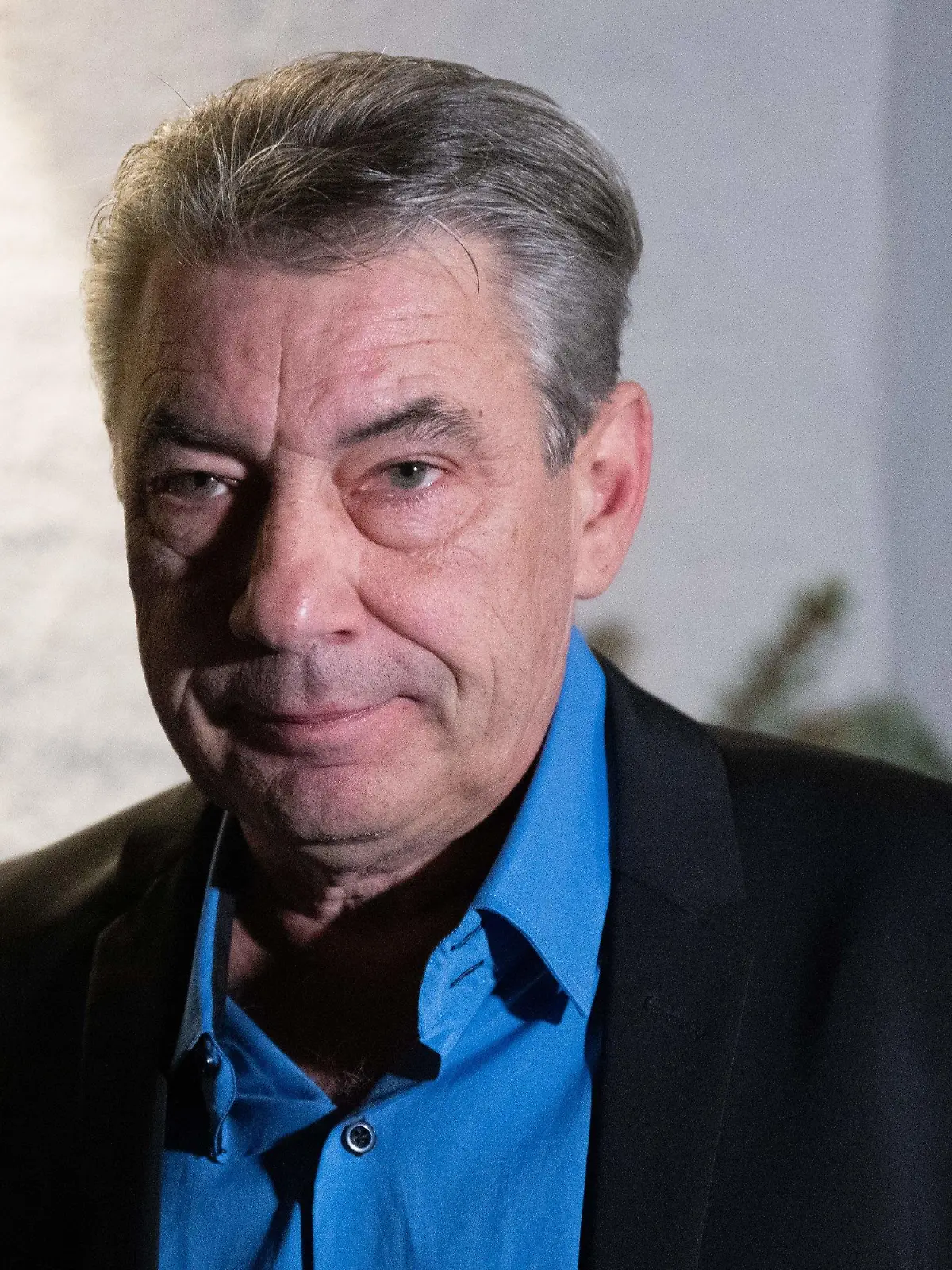 ARCHIV - 26.11.2023, Sachsen, Pirna: Der für die Oberbürgermeisterwahl von der AfD aufgestellte Kandidat Tim Lochner steht am Rande einer Wahlparty vor einem Gasthaus in der Altstadt von Pirna. (zu dpa «Pirna: AfD will erstmals in Deutschland ein Oberbürgermeisteramt») Foto: Sebastian Kahnert/dpa +++ dpa-Bildfunk +++