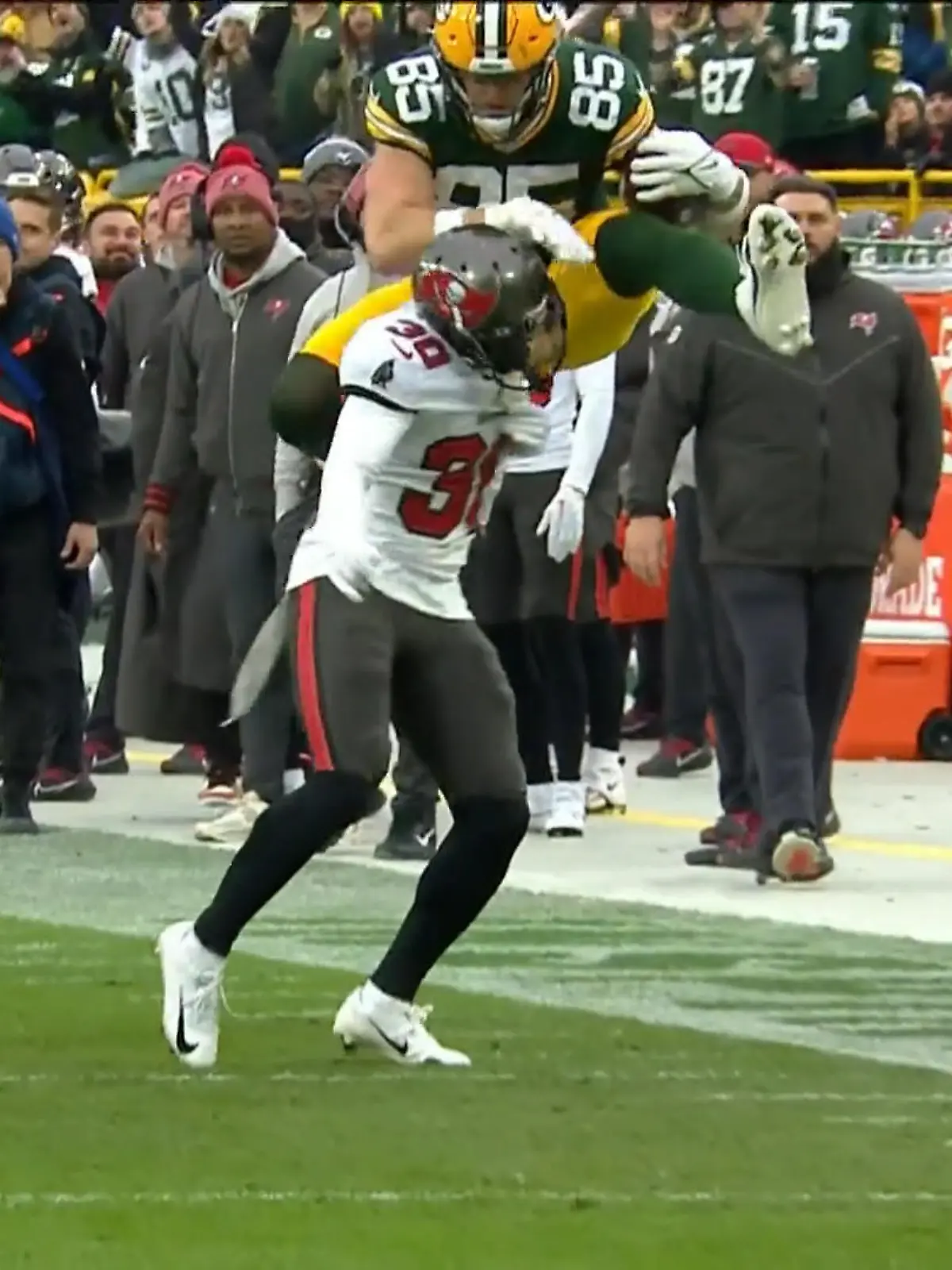 Schmerzhafter Sprung von Tucker Kraft. Der Packers-Rookie versucht über seinen Gegenspieler zu springen.  Dabei bekommt der 23-Jährige den Helm eines Bucs-Verteidigers voll auf die Kronjuwelen. "Wenn du einen Helm in die Klöten bekommst, macht das auch relativ wenig Spaß", sagt NFL-Experte Markus Kuhn. Stimmt!