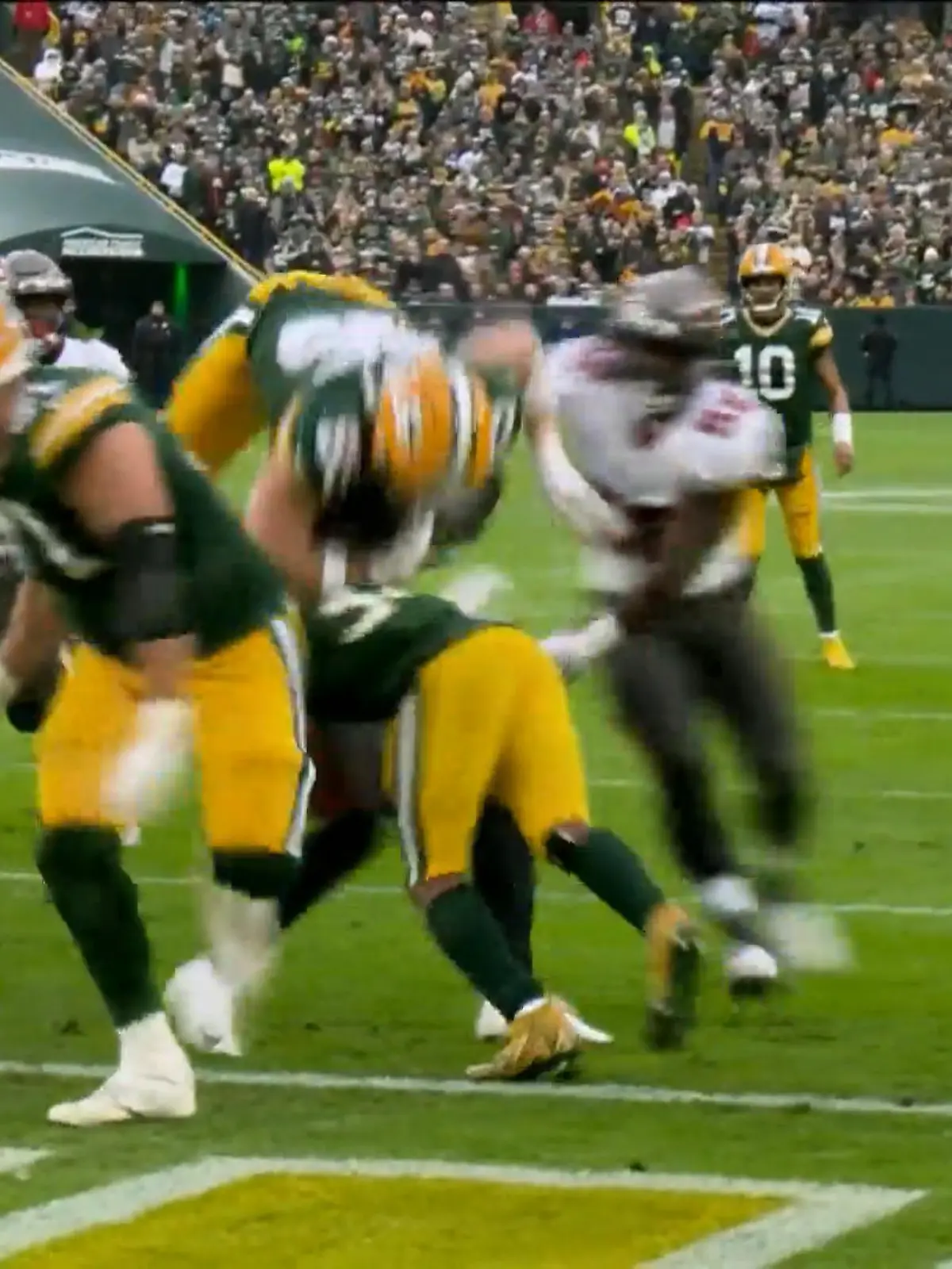Den Green Bay Packers gelingt gegen die Tampa Bay Buccaneers der erste Touchdown des Spiels. Und das auf spektakuläre Art und Weise. Rookie-Tight-End Tucker Kraft hechtet sich in die Endzone.