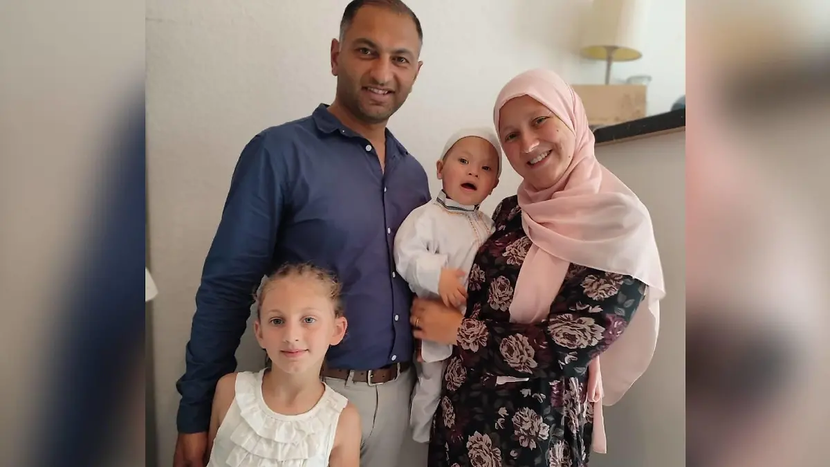 Denise mit ihrer Familie, unter anderem ihrem kranken Sohn Jamal.