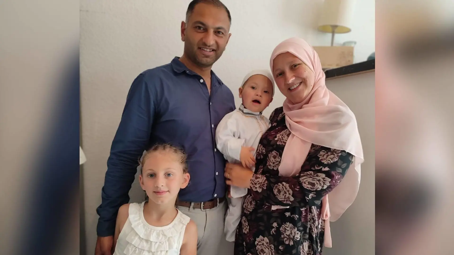 Denise mit ihrer Familie, unter anderem ihrem kranken Sohn Jamal.