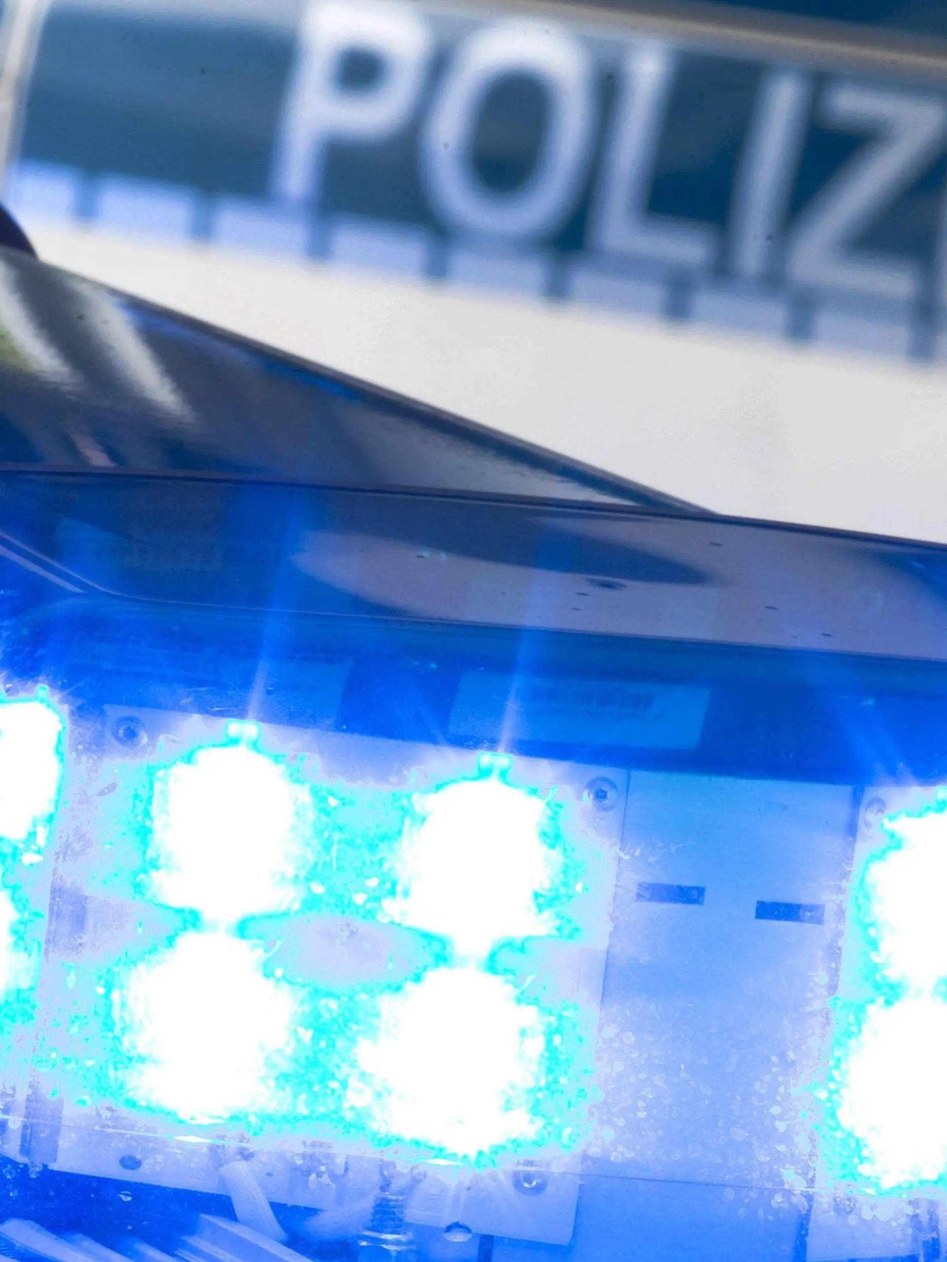 ARCHIV - 27.07.2015, Nordrhein-Westfalen, ---: Ein Blaulicht leuchtet auf dem Dach eines Polizeiwagens. (Illustration zu dpa "Mann mit Messer stirbt nach Polizei-Schussabgabe ") Foto: Friso Gentsch/dpa +++ dpa-Bildfunk +++