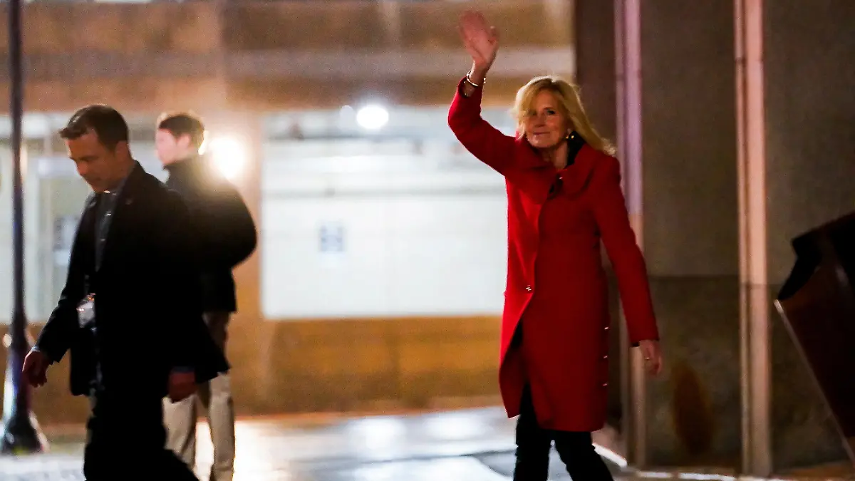 U.S. first lady Jill Biden waves as she exits the campaign headquarters in Wilmington, Delaware, U.S. December 17, 2023. REUTERS/Nathan Howard REFILE - CORRECTING "REACTS AFTER A VEHICLE CRASHED INTO A SECRET SERVICE SUV" TO "WAVES AS SHE EXITS THE CAMPAIGN HEADQUARTERS" AND CORRECTING LOCATION FROM "NORTH CAROLINA" TO "DELAWARE\