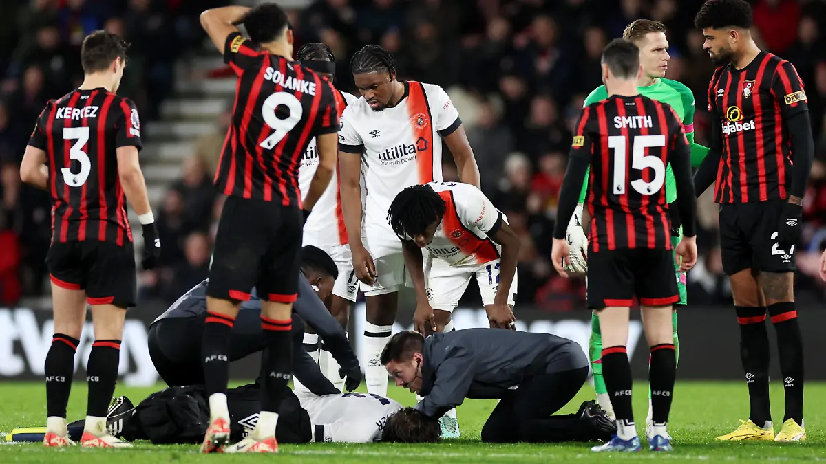 Players are seen around Tom Lockyer of Luton Town as he is seen down with an injury. AFC Bournemouth v Luton Town, Premier League, Football, Vitality Stadium, Bournemouth, UK - 16 Dec 2023 EDITORIAL USE ONLY No use with unauthorised audio, video, data, fixture lists, club/league logos or live services. Online in-match use limited to 120 images, no video emulation. No use in betting, games or single club/league/player publications. PUBLICATIONxINxGERxSUIxAUTxHUNxGRExMLTxCYPxROUxBULxUAExKSAxONLY Copyright: xJamesxMarsh/Shutterstockx 14259101ac