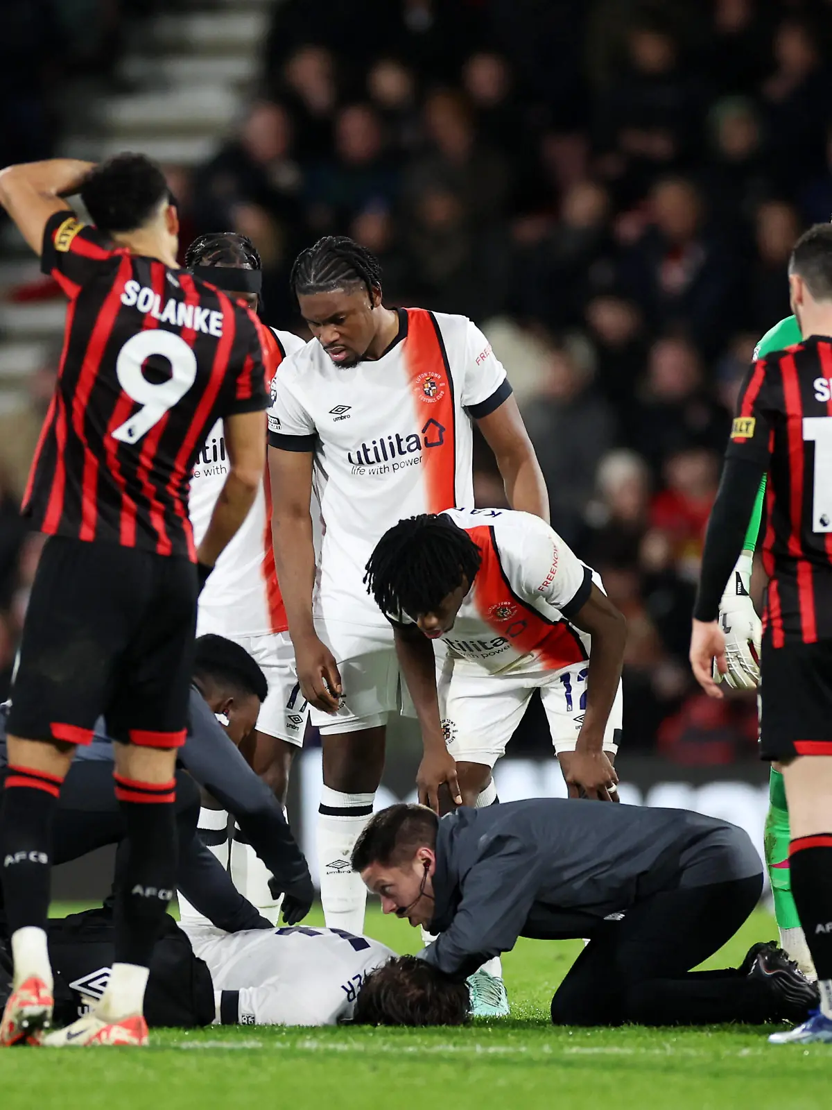 Players are seen around Tom Lockyer of Luton Town as he is seen down with an injury. AFC Bournemouth v Luton Town, Premier League, Football, Vitality Stadium, Bournemouth, UK - 16 Dec 2023 EDITORIAL USE ONLY No use with unauthorised audio, video, data, fixture lists, club/league logos or live services. Online in-match use limited to 120 images, no video emulation. No use in betting, games or single club/league/player publications. PUBLICATIONxINxGERxSUIxAUTxHUNxGRExMLTxCYPxROUxBULxUAExKSAxONLY Copyright: xJamesxMarsh/Shutterstockx 14259101ac