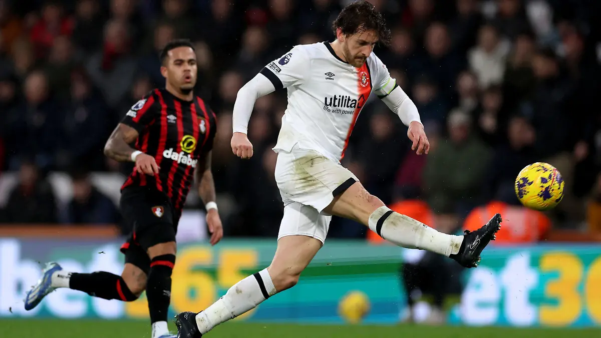 16.12.2023, Großbritannien, Bournemouth: Fußball: Premier League, 17. Spieltag, AFC Bournemouth - Luton Town im Vitality Stadium. Tom Lockyer von Luton Town spielt den Ball. Foto: Steven Paston/PA Wire/dpa +++ dpa-Bildfunk +++