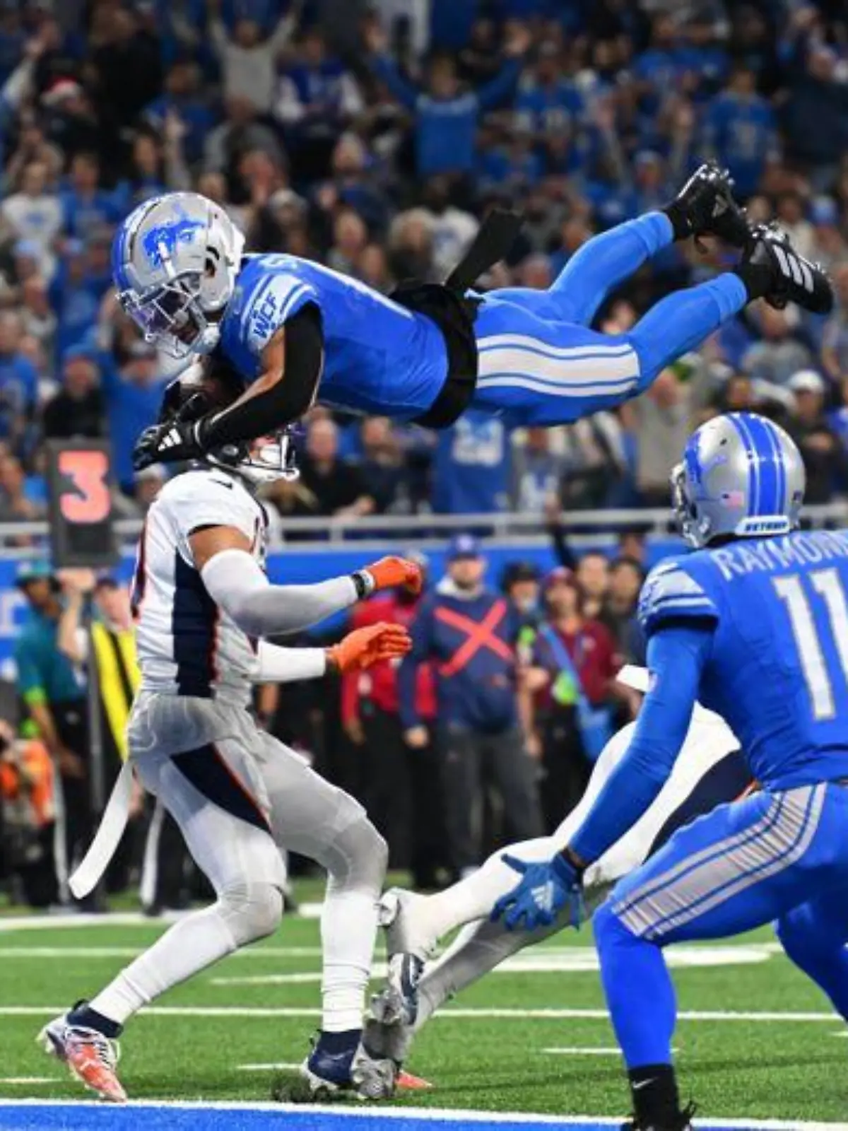 Detroits Wide Receiver Amon-Ra St. Brown sprang spektakulär per Vorwärtssalto in die Endzone.