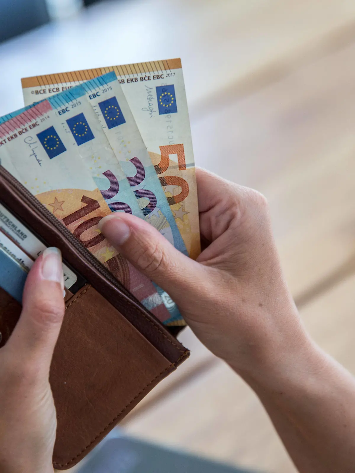 Bamberg, Deutschland 05. September 2023: Themenbilder - Symbolbilder - Geld - 2023 Eine Person hält eine Geldbörse, Portemonnaie, mit Bargeld in den Händen. Die Geldscheine haben die Währung Euro und sind von unterschiedlichem Geldwert, darunter 5 â, 10â, 20â und 50â. Bayern *** Bamberg, Germany 05 September 2023 Theme Images Iconic Images Money 2023 A person holds a purse, wallet, with cash in his hands The banknotes have the currency euro and are of different monetary value, including 5 â, 10â, 20â and 50â Bayern Copyright: xFotostandx/xK.xSchmittx