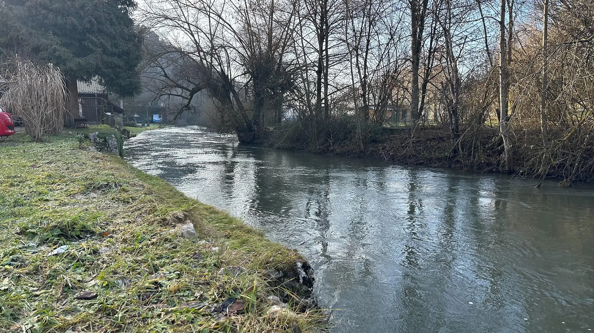 Ein Fluss mit Bäumen am Ufer.