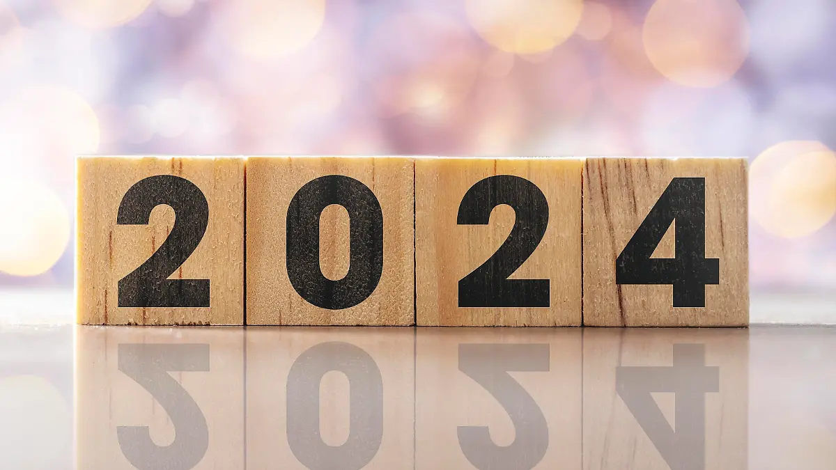 Würfel aus Holz mit der Jahreszahl 2024. Symbolbild Jahr und Neujahr FOTOMONTAGE