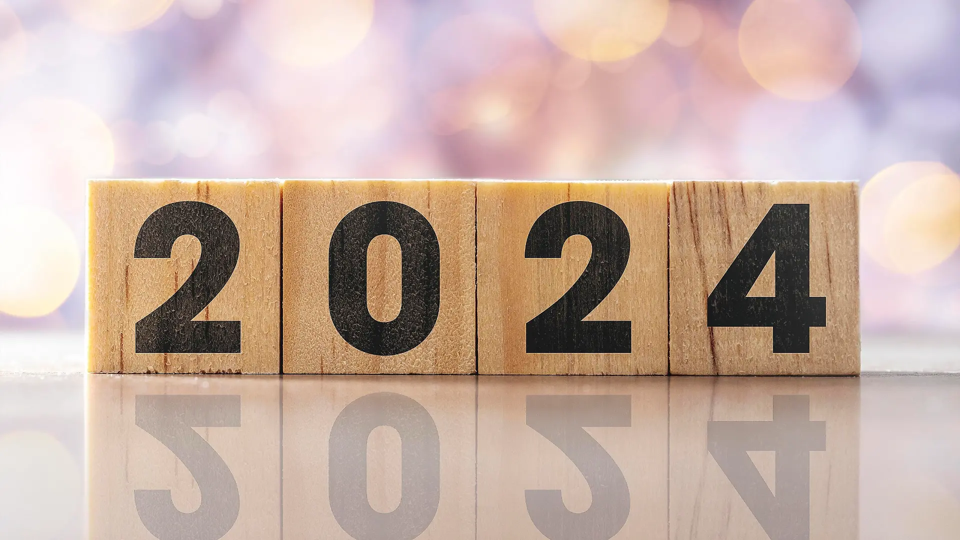 Würfel aus Holz mit der Jahreszahl 2024. Symbolbild Jahr und Neujahr FOTOMONTAGE