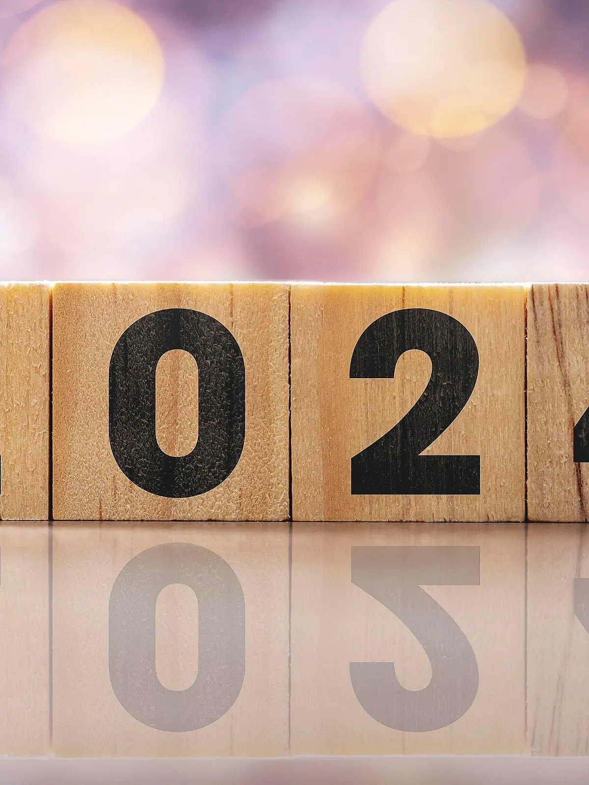Würfel aus Holz mit der Jahreszahl 2024. Symbolbild Jahr und Neujahr FOTOMONTAGE