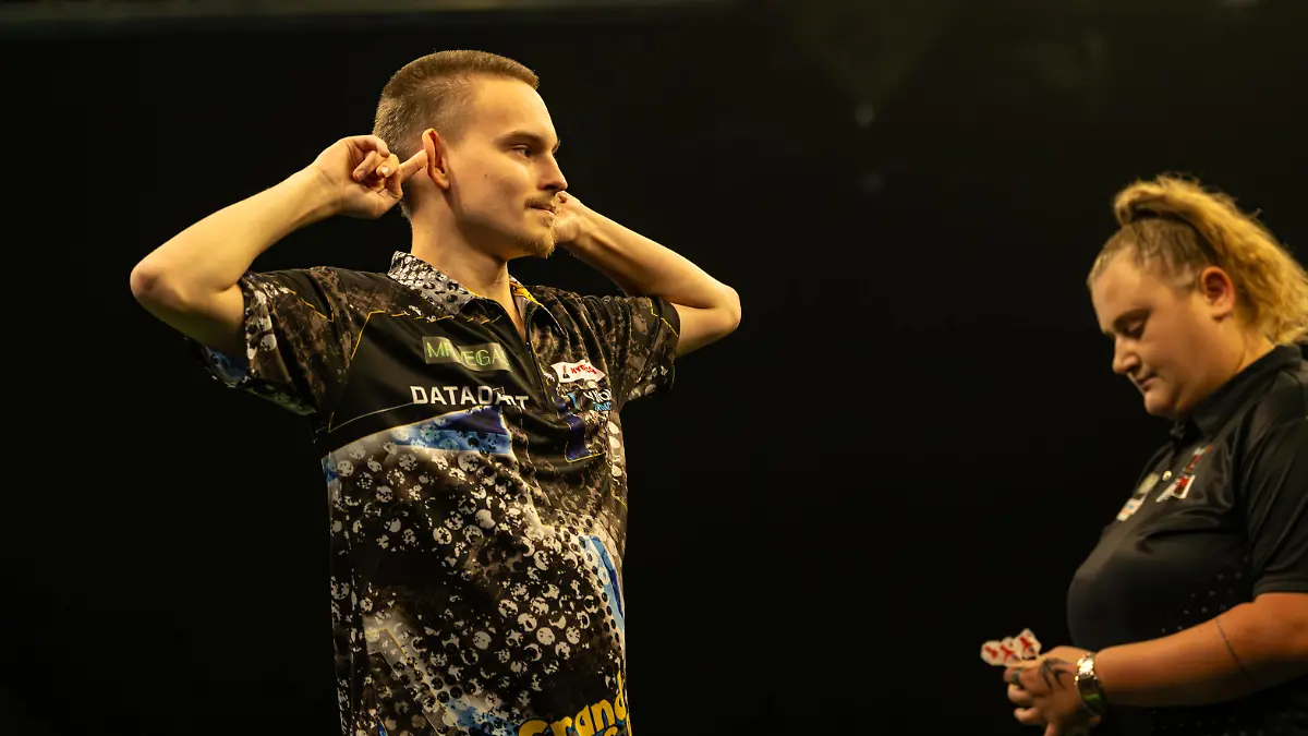 12th November 2023, WV Active, Aldersley, Wolverhampton, England 2023 PDC Grand Slam of Darts, Day 2 Afternoon Session Ricardo Pietreczko points to his eatrs after hitting a double in response to boos from the crowd PUBLICATIONxNOTxINxUK ActionPlus12575722 GodfreyxPitt