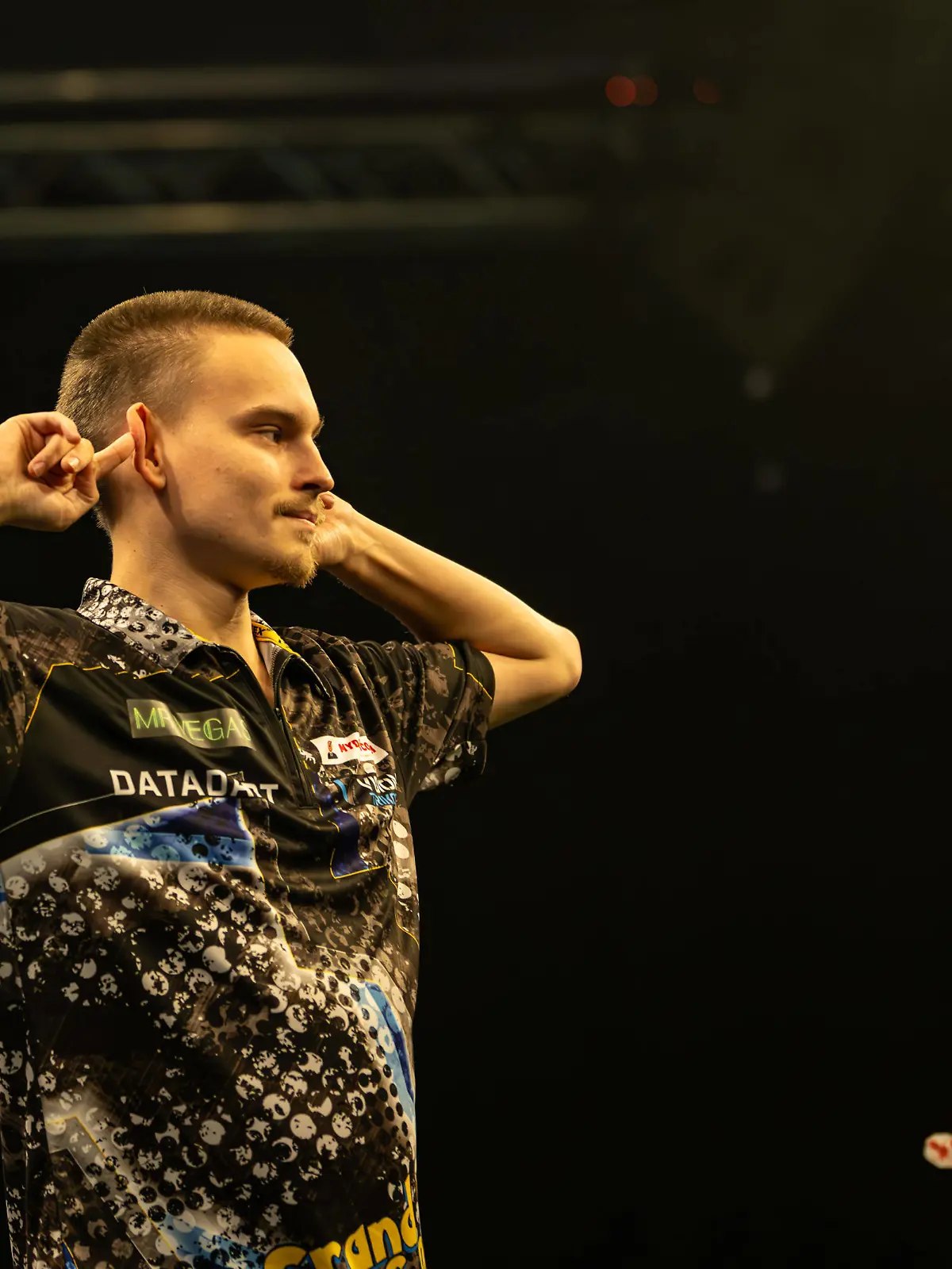 12th November 2023, WV Active, Aldersley, Wolverhampton, England 2023 PDC Grand Slam of Darts, Day 2 Afternoon Session Ricardo Pietreczko points to his eatrs after hitting a double in response to boos from the crowd PUBLICATIONxNOTxINxUK ActionPlus12575722 GodfreyxPitt