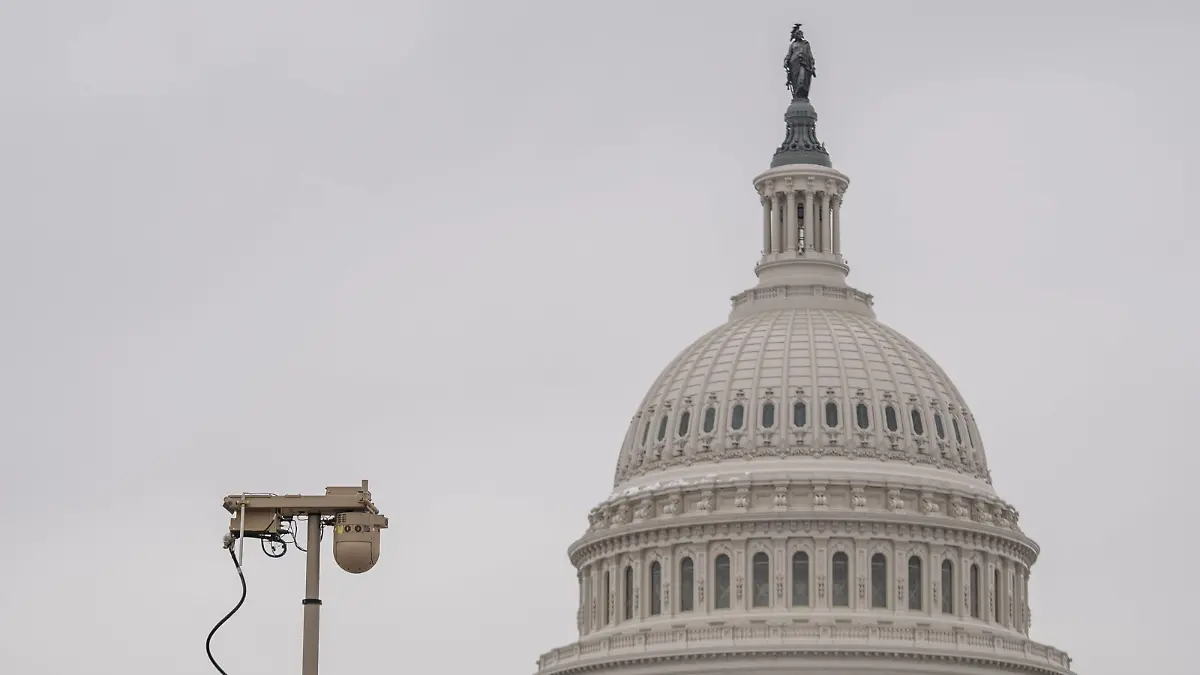 A security camera is posted at the U.S. Capitol one day leading up to the Jan 6 anniversary of the insurrection on the Capitol Building in Washington, DC on Wednesday, January 5, 2022. U.S. Attorney General Merrick Garland will give an update Wednesday on the Justice Department s investigation into the Jan. 6 attack on the U.S. Capitol, almost one year to the day after pro-Donald Trump extremists forced their way into the building. PUBLICATIONxINxGERxSUIxAUTxHUNxONLY WAP20220105537 KenxCedeno