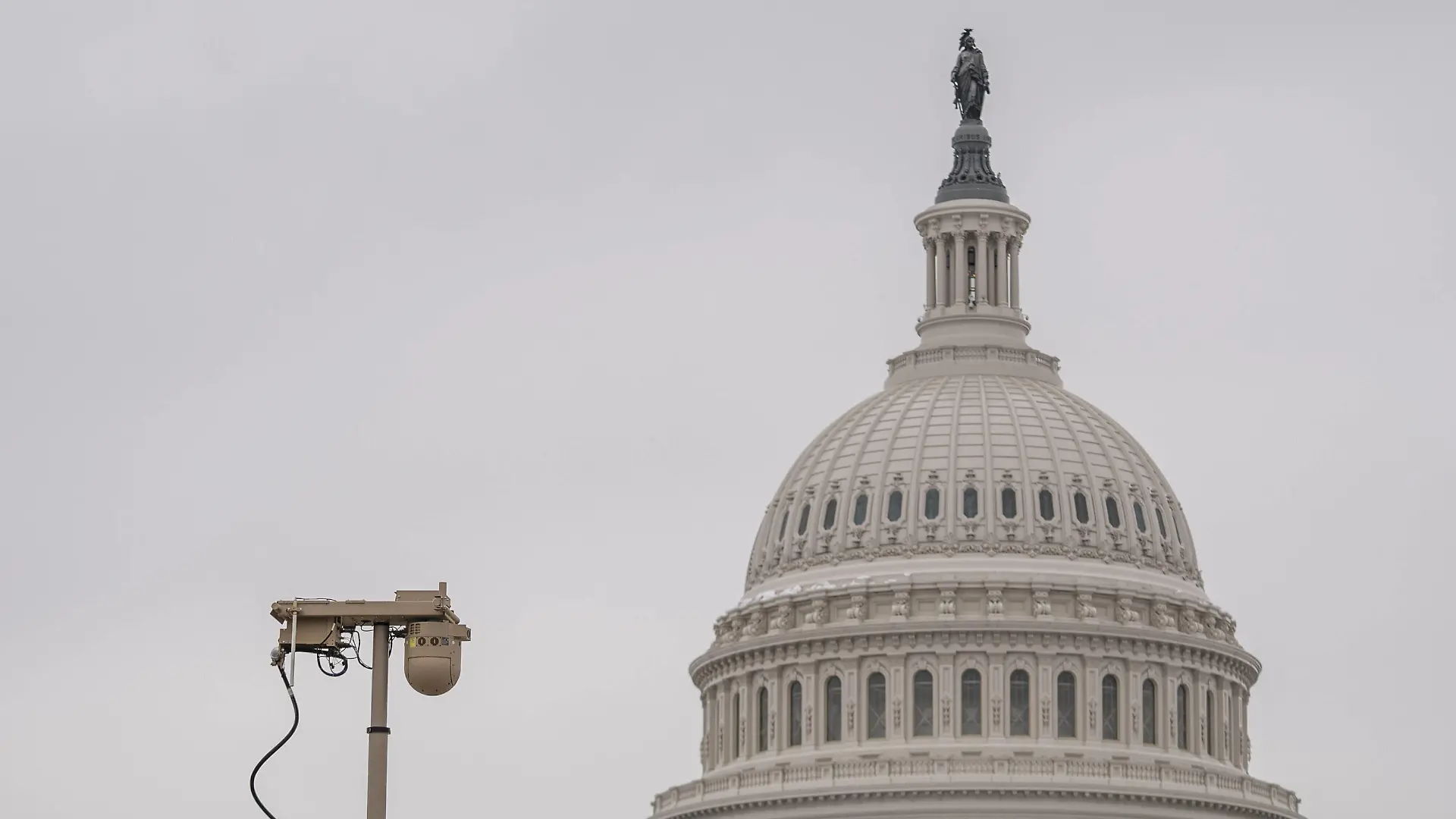 A security camera is posted at the U.S. Capitol one day leading up to the Jan 6 anniversary of the insurrection on the Capitol Building in Washington, DC on Wednesday, January 5, 2022. U.S. Attorney General Merrick Garland will give an update Wednesday on the Justice Department s investigation into the Jan. 6 attack on the U.S. Capitol, almost one year to the day after pro-Donald Trump extremists forced their way into the building. PUBLICATIONxINxGERxSUIxAUTxHUNxONLY WAP20220105537 KenxCedeno