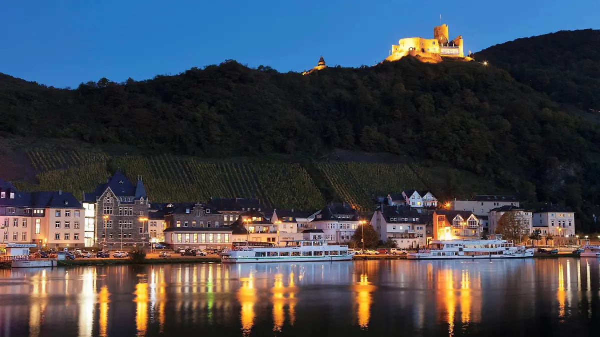 Die Burg Landshut in Bernkastel-Kues mit ihrem herrlichen Blick auf die Mosel.