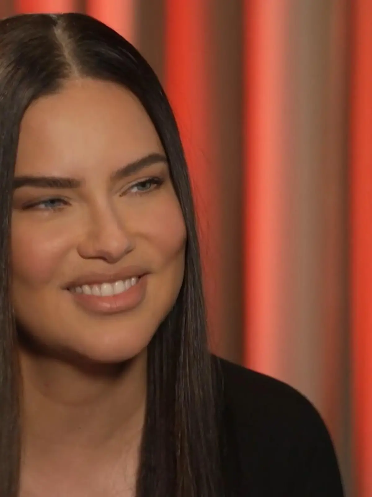 Bild zu: "Adriana Lima spürt öffentlichen Druck, jung auszusehen"