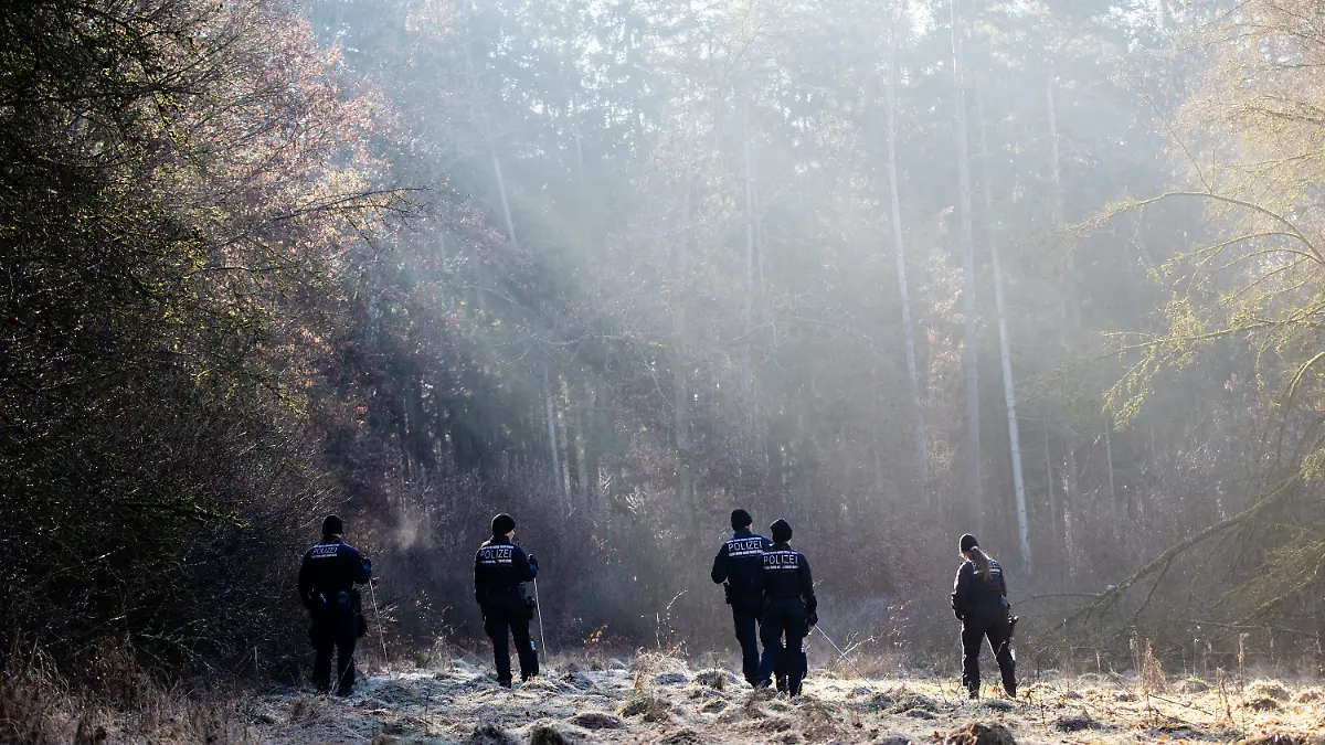dpatopbilder - 18.12.2023, Baden-Württemberg, Bingen-Hitzkofen: Einheiten der Polizei suchen in einem Waldstück nach einem zweijährigen Kind, das seit Sonntagabend vermisst wird. Foto: Christoph Schmidt/dpa +++ dpa-Bildfunk +++