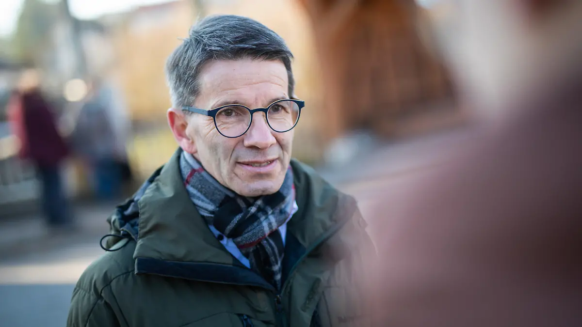 18.12.2023, Baden-Württemberg, Bingen-Hitzkofen: Jochen Fetzer, Bürgermeister von Bingen, gibt in der Gemeinde Hitzkofen ein Pressestatement. Seit gestern Abend wird in der Gemeinde ein zweijähriges Kind vermisst. Foto: Christoph Schmidt/dpa +++ dpa-Bildfunk +++