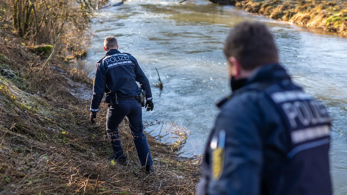 18.12.2023, Baden-Württemberg, Bingen-Hitzkofen: Einheiten der Polizei suchen am Ufer der Lauchert nach einem zweijährigen Kind, das seit Sonntagabend vermisst wird. Foto: Christoph Schmidt/dpa +++ dpa-Bildfunk +++
