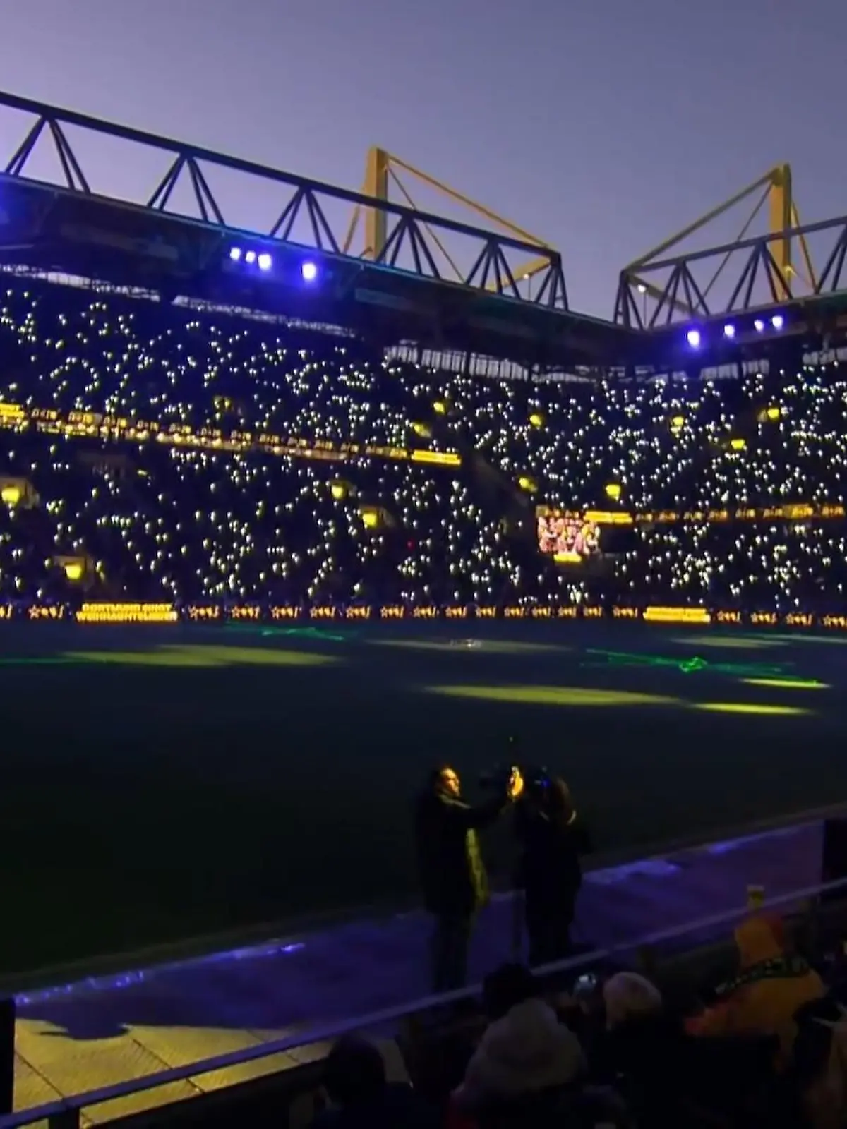 Bild zu: "BVB-Weihnachtssingen in Dortmund"