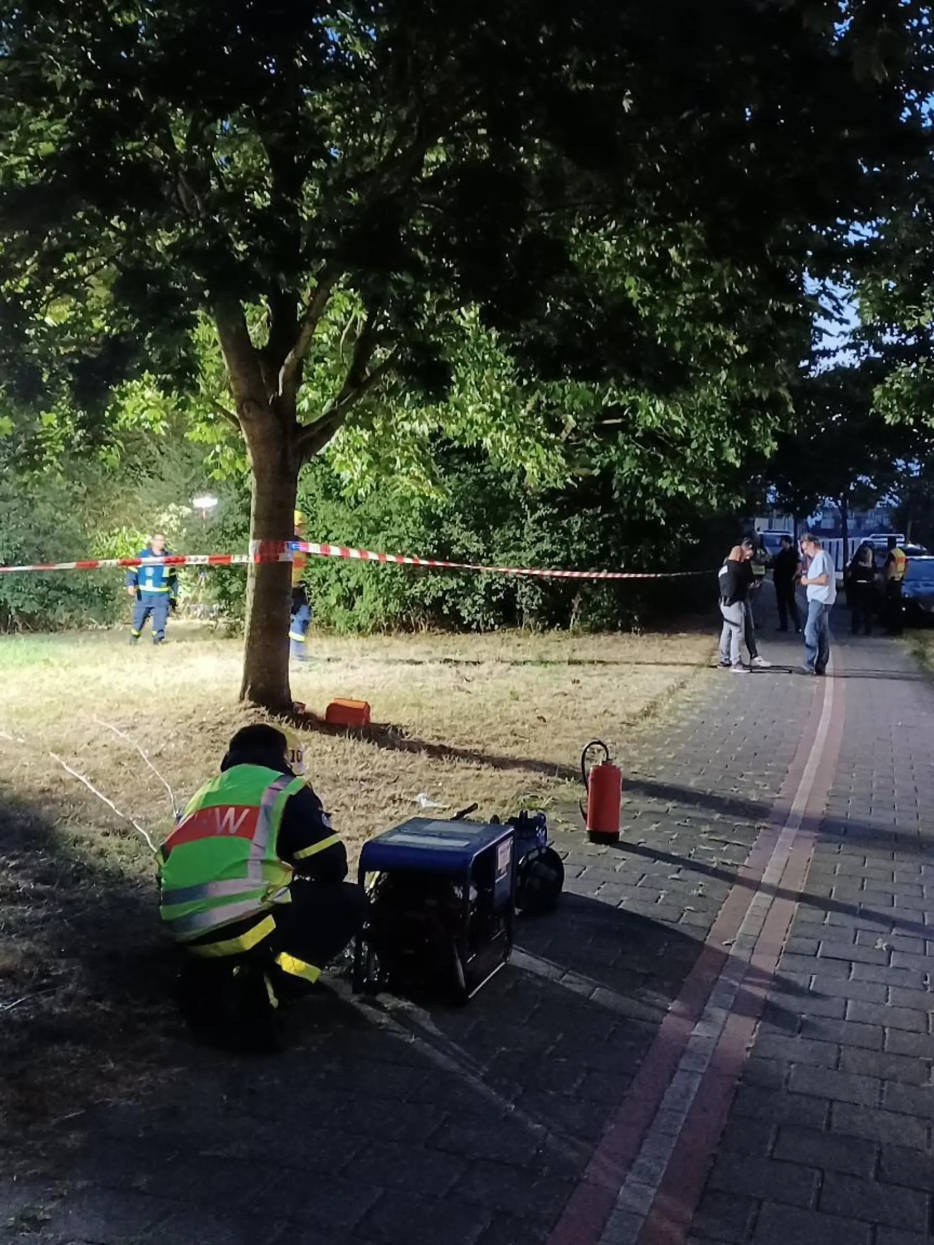 05.09.2022, Bremerhaven: Ein Passant hat am Montag in Bremerhaven im Ortsteil Geestemünde unweit des Flusses Geeste einen Leichnam entdeckt. Die Kriminalpolizei hat die Ermittlungen aufgenomme. Foto: ---/dpa +++ dpa-Bildfunk +++