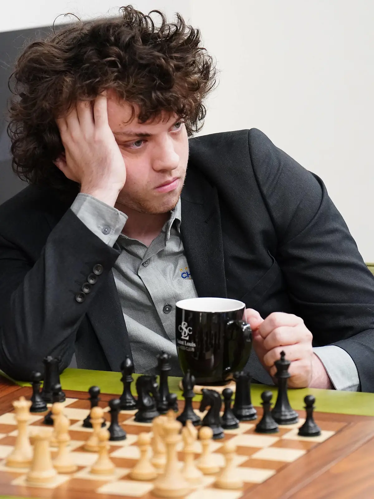 Sport Bilder des Tages Chess Grandmaster Hans Niemann 19 waits for his competition Chess Grandmaster Dariusz Swiercz to return to the table during Round seven of the U.S. Championship 2022 at the St. Louis Chess Club in St. Louis on Wednesday, October 12, 2022. PUBLICATIONxINxGERxSUIxAUTxHUNxONLY SLP2022101202 BILLxGREENBLATT