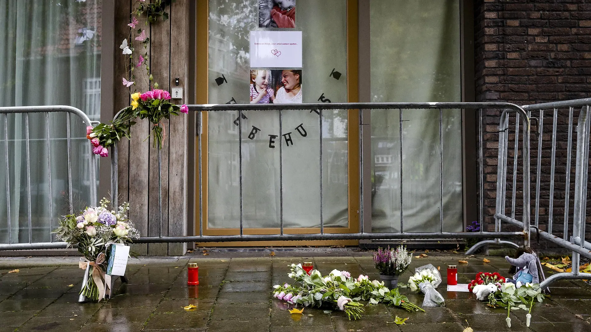 2022-10-20 12:57:50 VUGHT - Flowers and hugs at the memorial site for 10-year-old Hebe and her supervisor Sanne 26 at the Hebehuis. The bodies of Hebe and Sanne were eventually found in the water at the Empel junction in a car. ANP SEM VAN DER WAL netherlands out - belgium out *** 2022 10 20 12 57 50 VUGHT Flowers and hugs at the memorial site for 10 year old Hebe and her supervisor Sanne 26 at the Hebehuis The bodies of Hebe and Sanne were eventually found in the water at the Empel junction in a car ANP SEM VAN DER WAL netherlands out belgium out PUBLICATIONxINxGERxSUIxAUTxONLY Copyright: xx x456477345x originalFilename: 456477345.jpg 