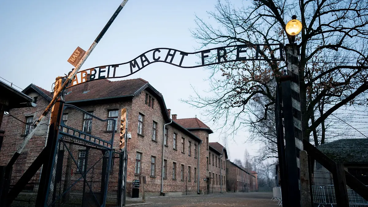 Der Schriftzug \Arbeit macht frei\ ist am Tor zum früheren Konzentrationslager Auschwitz I zu sehen.