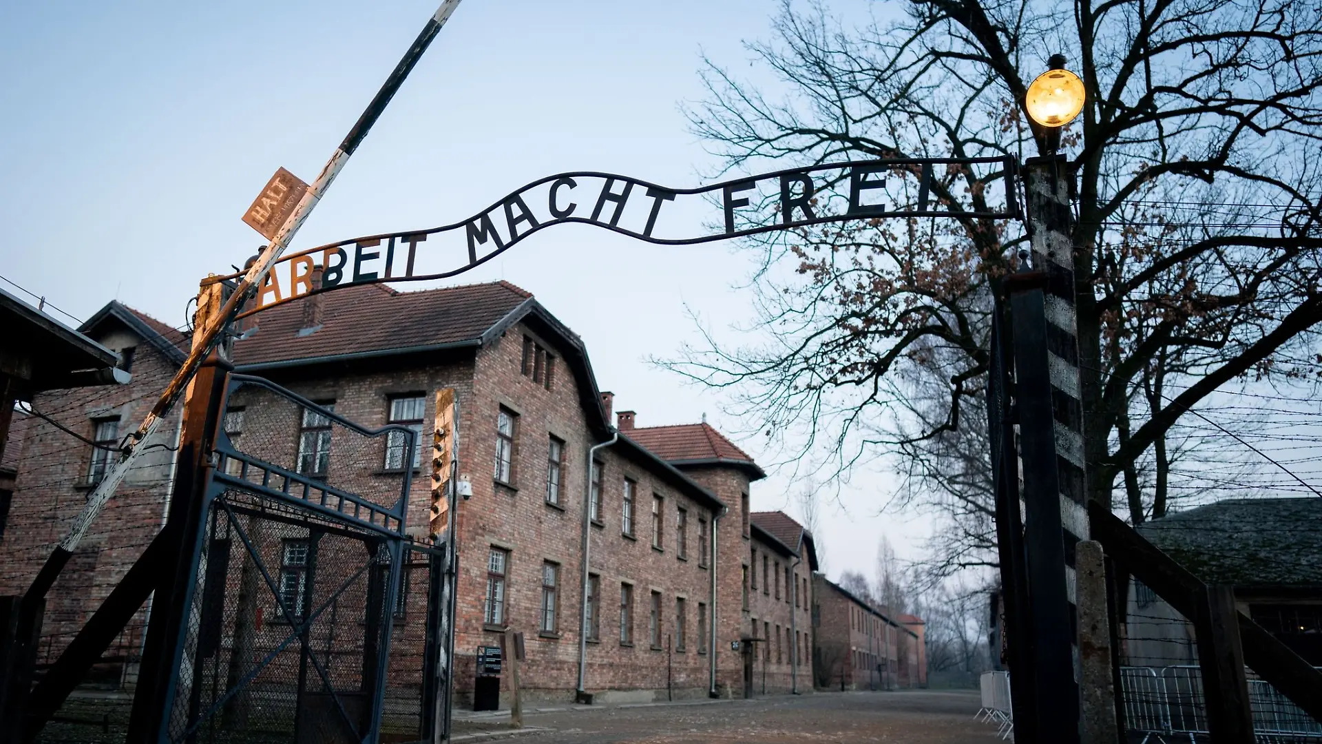 Der Schriftzug \Arbeit macht frei\ ist am Tor zum früheren Konzentrationslager Auschwitz I zu sehen.