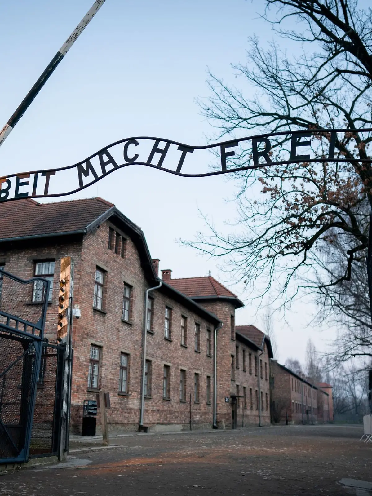 Der Schriftzug \Arbeit macht frei\ ist am Tor zum früheren Konzentrationslager Auschwitz I zu sehen.