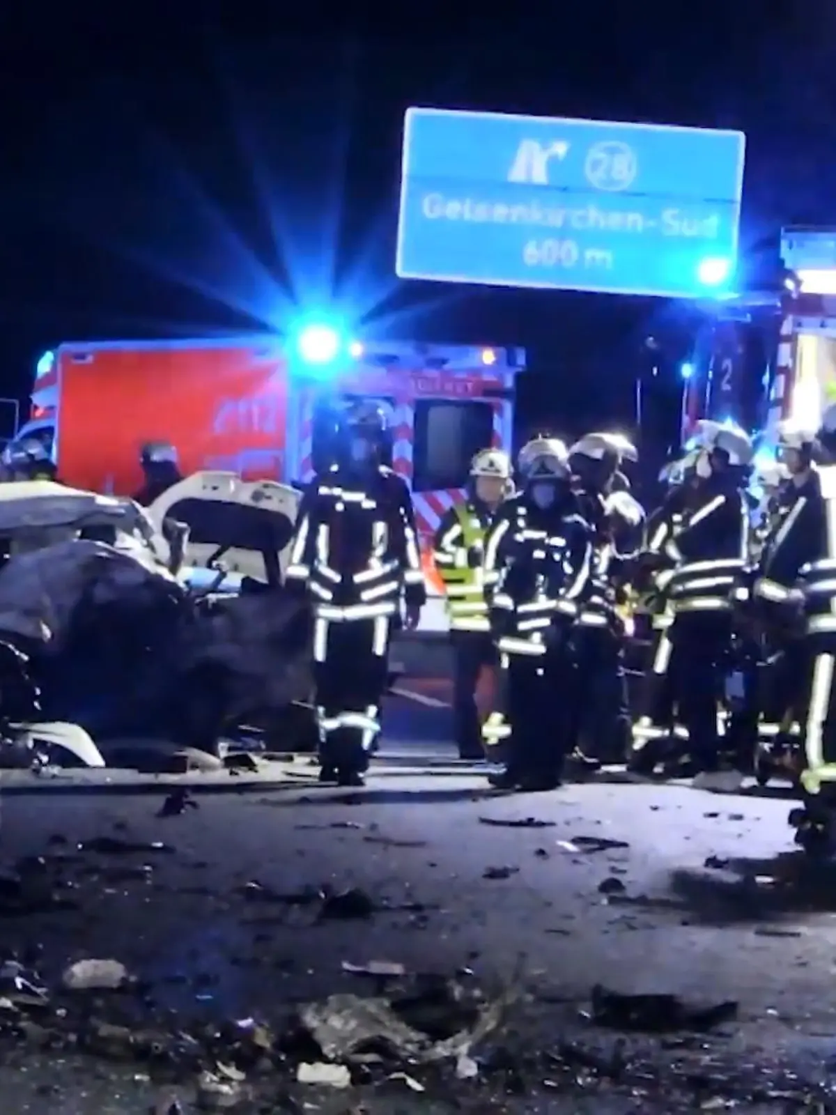 Auf der A40 im Ruhrgebiet sind zwei Menschen bei einem schweren Unfall gestorben. Kurz zuvor war vor einem Falschfahrer gewarnt worden.