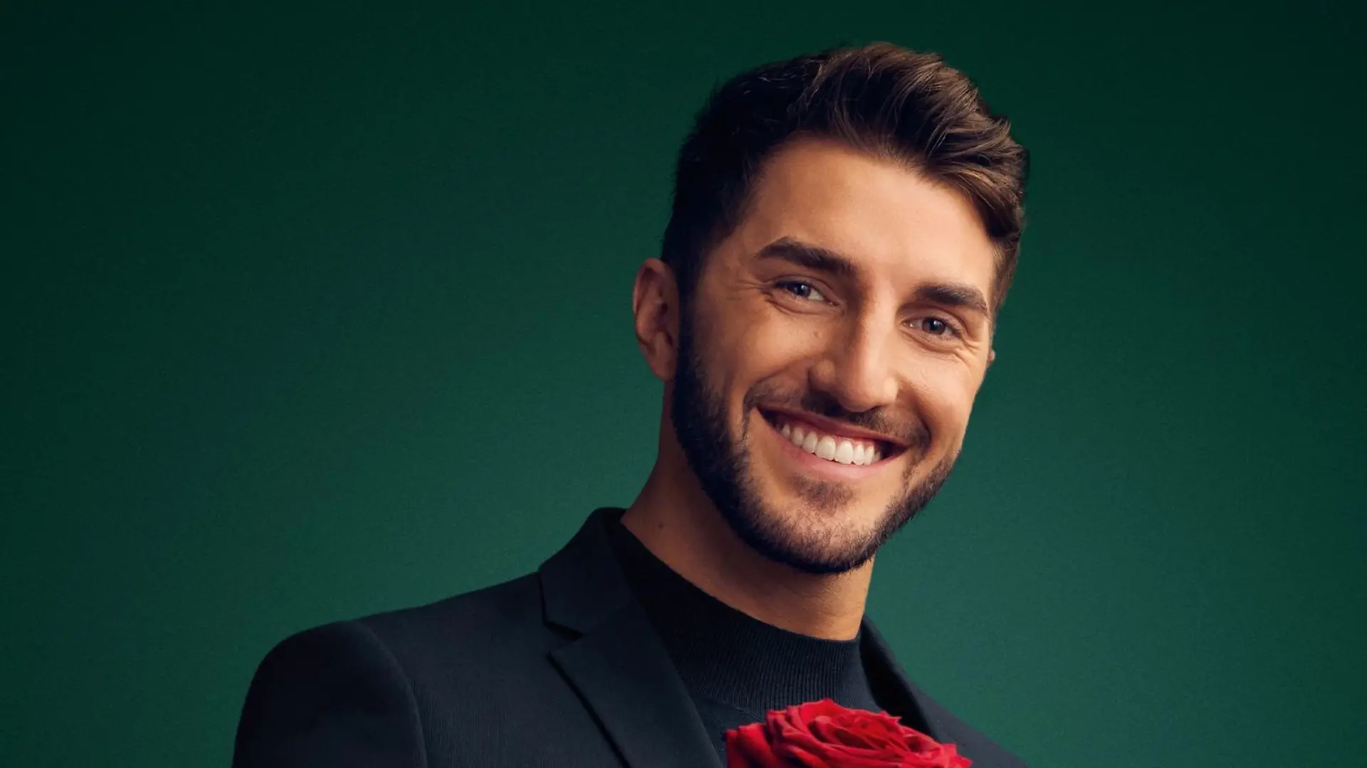 HANDOUT - 06.12.2023, ---: Dennis aus Kempten im Allgäu, Inhaber einer Fitness- und Wellnessanlage sowie Start-up-Gründer im Geschäft mit Fitnessautomaten, ist einer der zwei «Bachelors» (undatierte Aufnahme). 2024 schickt RTL erstmals zwei Rosenkavaliere ins Flirt-Spektakel. Der Kölner Privatsender gab am 06.12.2023 erste Details zu den beiden Rosenkavalieren bekannt. (zu dpa «Konkurrenz oder Buddys? Was man über «Die Bachelors» wissen muss») Foto: Benno Kraehahn/RTL/dpa - ACHTUNG: Nur zur redaktionellen Verwendung im Zusammenhang mit einer Berichterstattung über die Show und nur mit vollständiger Nennung des vorstehenden Credits +++ dpa-Bildfunk +++