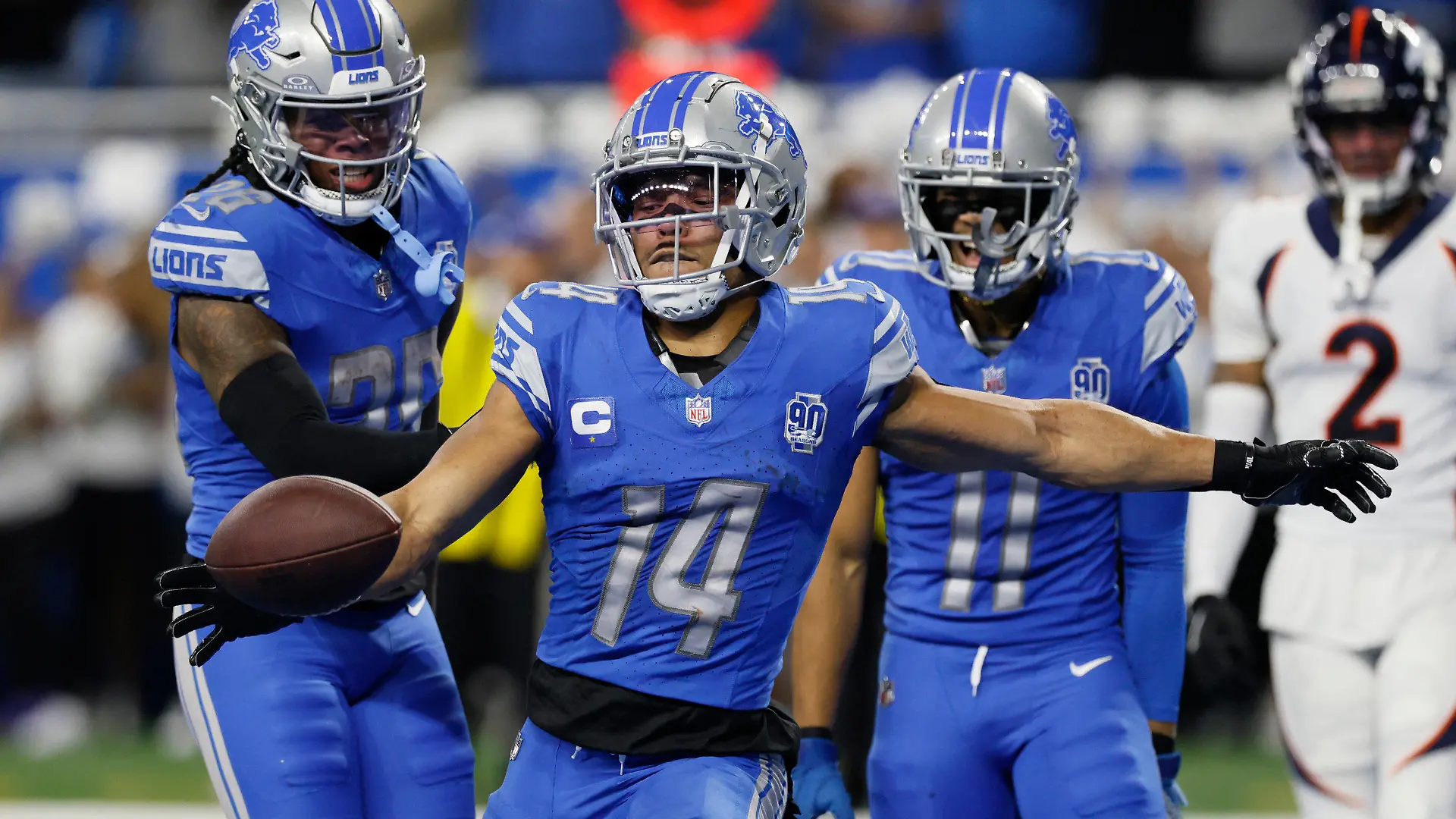 16.12.2023, USA, Detroit: American Football: Profiliga NFL, Detroit Lions - Denver Broncos; Hauptrunde, Hauptrunde-Partien, 15. Spieltag: Detroit Lions Wide Receiver Amon-Ra St. Brown (14) kickt den Ball nach seinem Touchdown auf die Tribüne. Foto: Duane Burleson/AP/dpa +++ dpa-Bildfunk +++