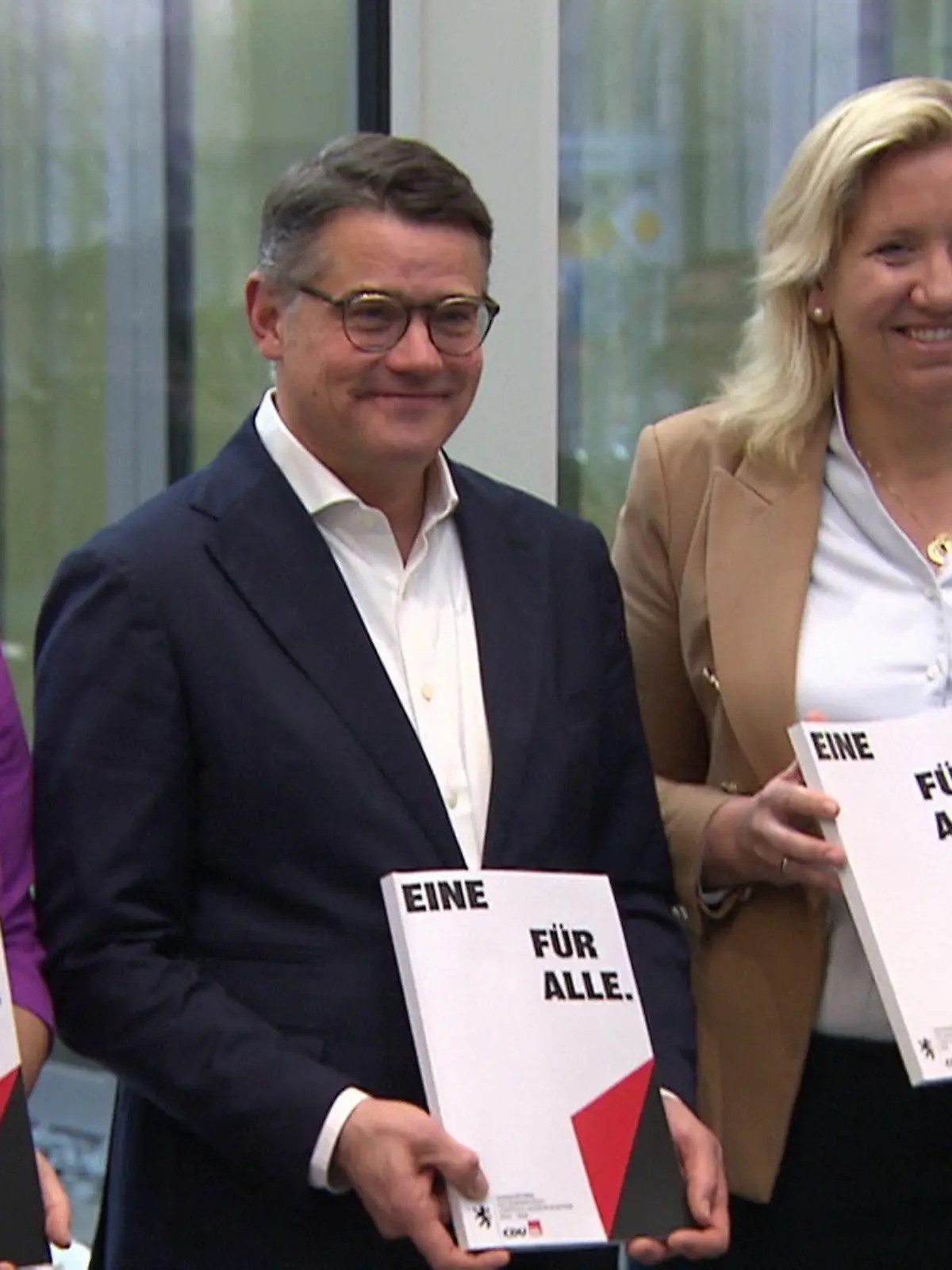 Mit roter und schwarzer Tinte!

Es ist der erste rot-schwarze Koalitionsvertrag in Hessen, den Ministerpräsident Boris Rhein (CDU) und Bundesinnenministerin Nancy Faeser (SPD) am Montag gemeinsam in Wiesbaden unterzeichnen. Dafür gibt es nicht nur Lob – welchen kritischen Stimmen sich die neue Regierung nun stellen muss, erfahrt ihr im Video!