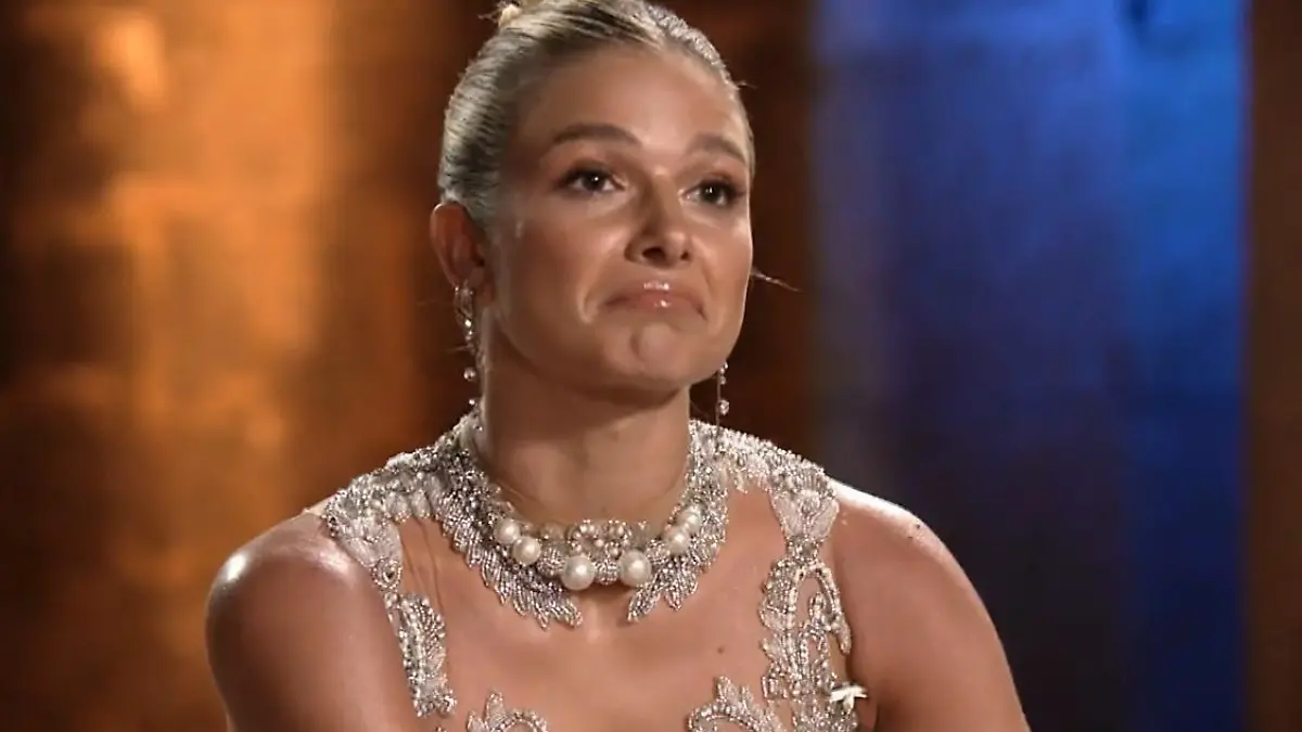 „Temptation Island VIP“-Moderatorin Lola Weippert hat die Lage gut im Griff. Am finalen Lagerfeuer mit Jana-Maria und Umut fängt sie den 26-Jährigen immer wieder ein.