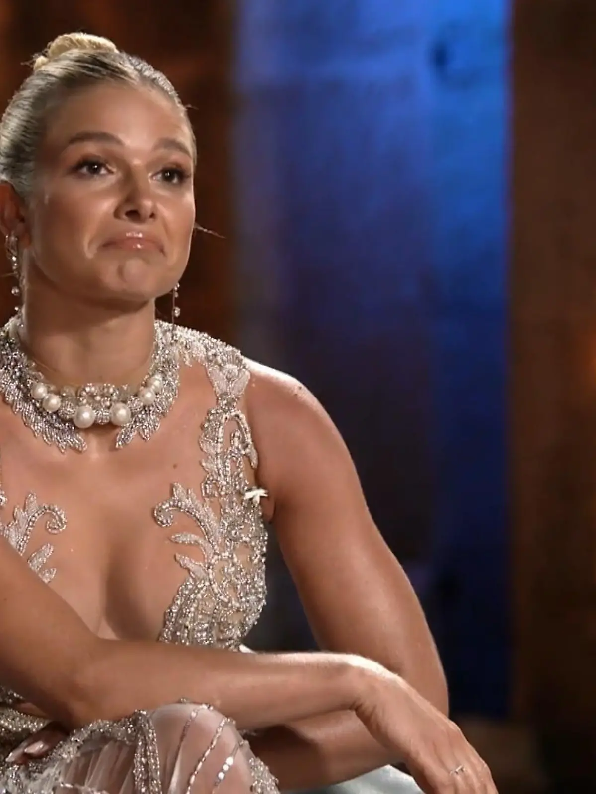 „Temptation Island VIP“-Moderatorin Lola Weippert hat die Lage gut im Griff. Am finalen Lagerfeuer mit Jana-Maria und Umut fängt sie den 26-Jährigen immer wieder ein.
