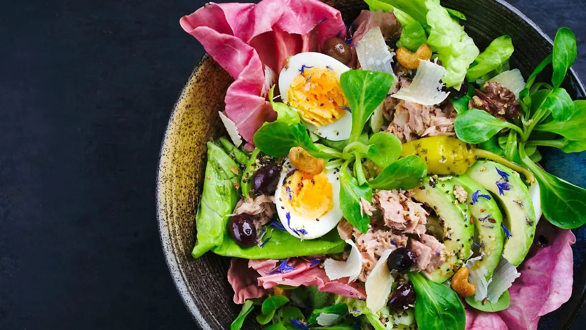 Die Gerichte der Thonon-Diät müssen nicht eintönig sein, zum Beispiel dieser bunte Salat mit Ei.