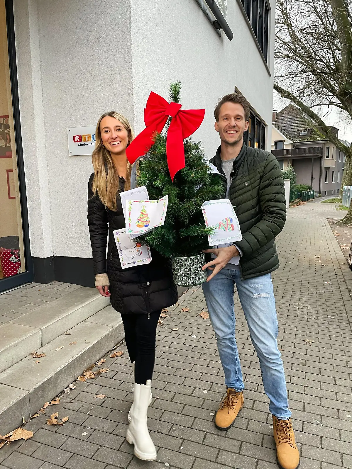RTL-Reporter mit Weihnachts-Wunschbaum