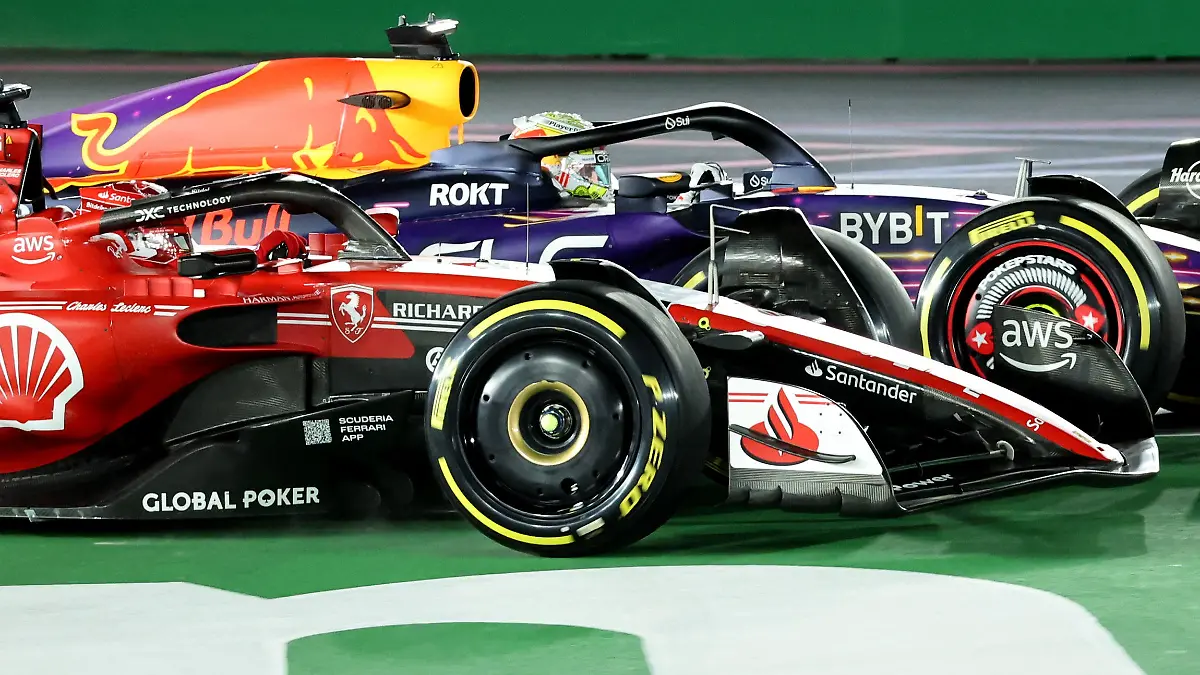 Formula One F1 - Las Vegas Grand Prix - Las Vegas Strip Circuit, Las Vegas, Nevada, U.S - November 18, 2023 Red Bull's Max Verstappen and Ferrari's Charles Leclerc in action during the race REUTERS/Mike Blake