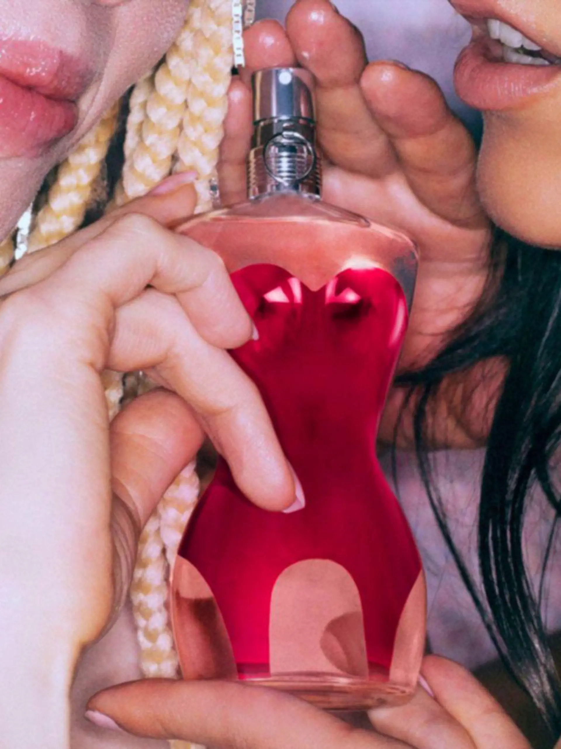 Frauen halten Parfum Jean Paul Gaultier Classique in der Hand.