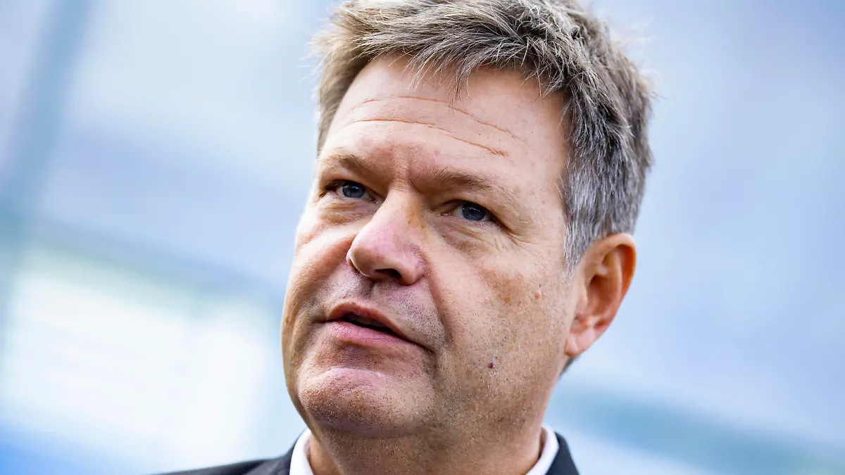 Wirtschaftsminister Robert Habeck gibt ein Statement mit Bundesministerin für Umwelt, Naturschutz, nukleare Sicherheit und Verbraucherschutz Steffi Lemke nicht im Bild nach dem Kabinettbeschluss zur Novelle des Atomgesetzes in Berlin am 19. Oktober 2022. Wochentliche Kabinettssitzung in Kanzleramt *** Economy Minister Robert Habeck makes a statement with Federal Minister for the Environment, Nature Conservation, Nuclear Safety and Consumer Protection Steffi Lemke not pictured after the Cabinet decision to amend the Atomic Energy Act in Berlin on October 19, 2022 Weekly Cabinet meeting in the Chancellery