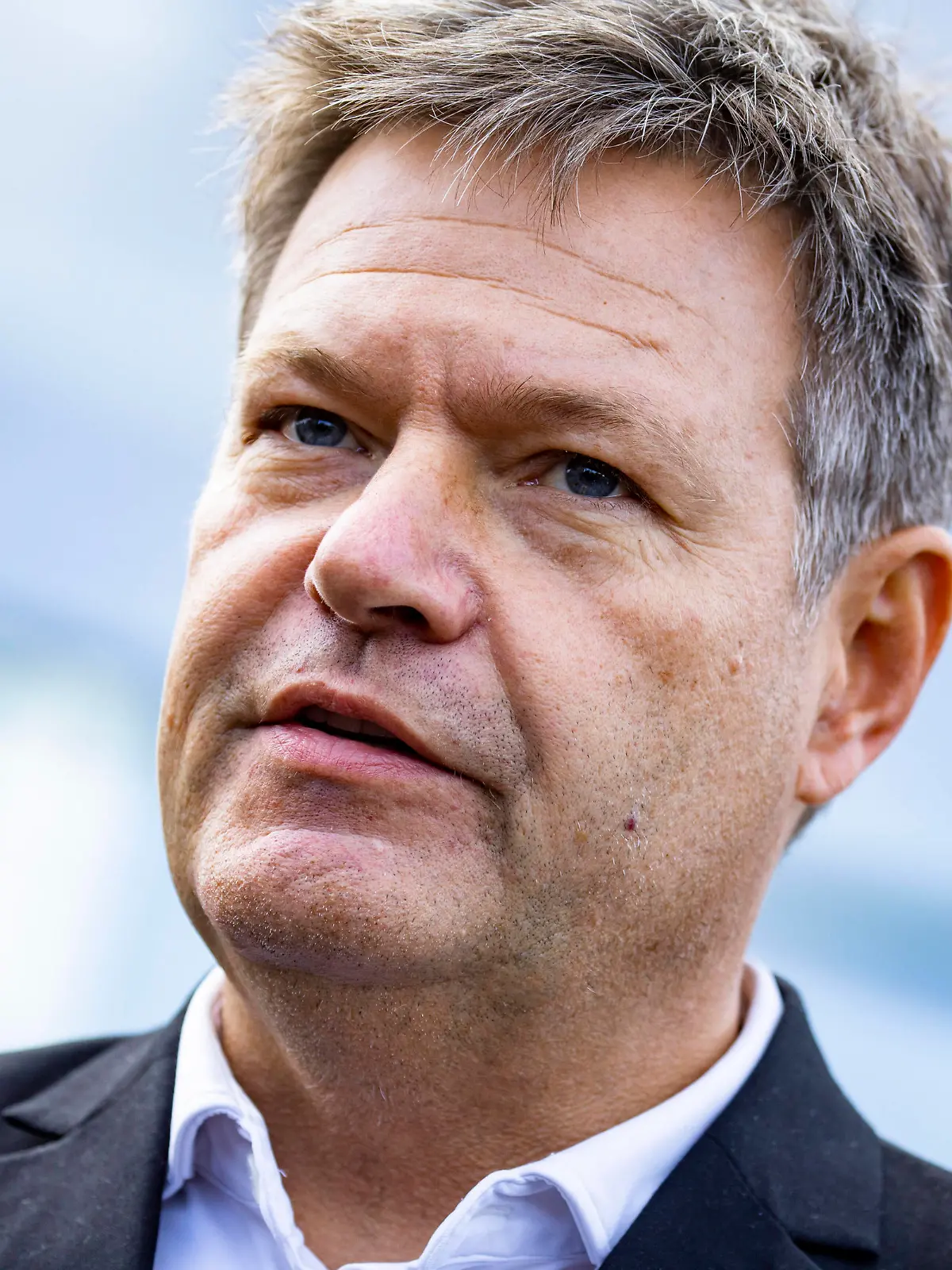  Wirtschaftsminister Robert Habeck gibt ein Statement mit Bundesministerin für Umwelt, Naturschutz, nukleare Sicherheit und Verbraucherschutz Steffi Lemke nicht im Bild nach dem Kabinettbeschluss zur Novelle des Atomgesetzes in Berlin am 19. Oktober 2022. Wochentliche Kabinettssitzung in Kanzleramt *** Economy Minister Robert Habeck makes a statement with Federal Minister for the Environment, Nature Conservation, Nuclear Safety and Consumer Protection Steffi Lemke not pictured after the Cabinet decision to amend the Atomic Energy Act in Berlin on October 19, 2022 Weekly Cabinet meeting in the Chancellery