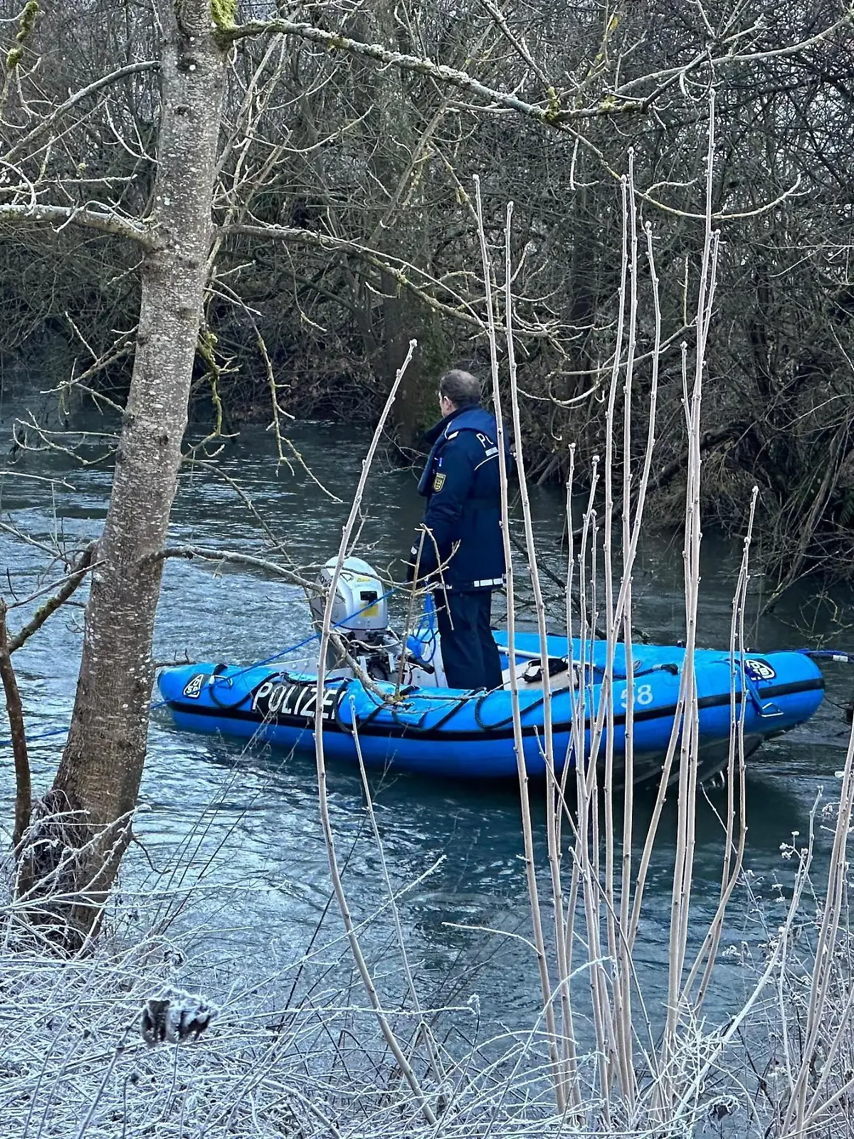 Ein Polizeiboot in einem Fluss.