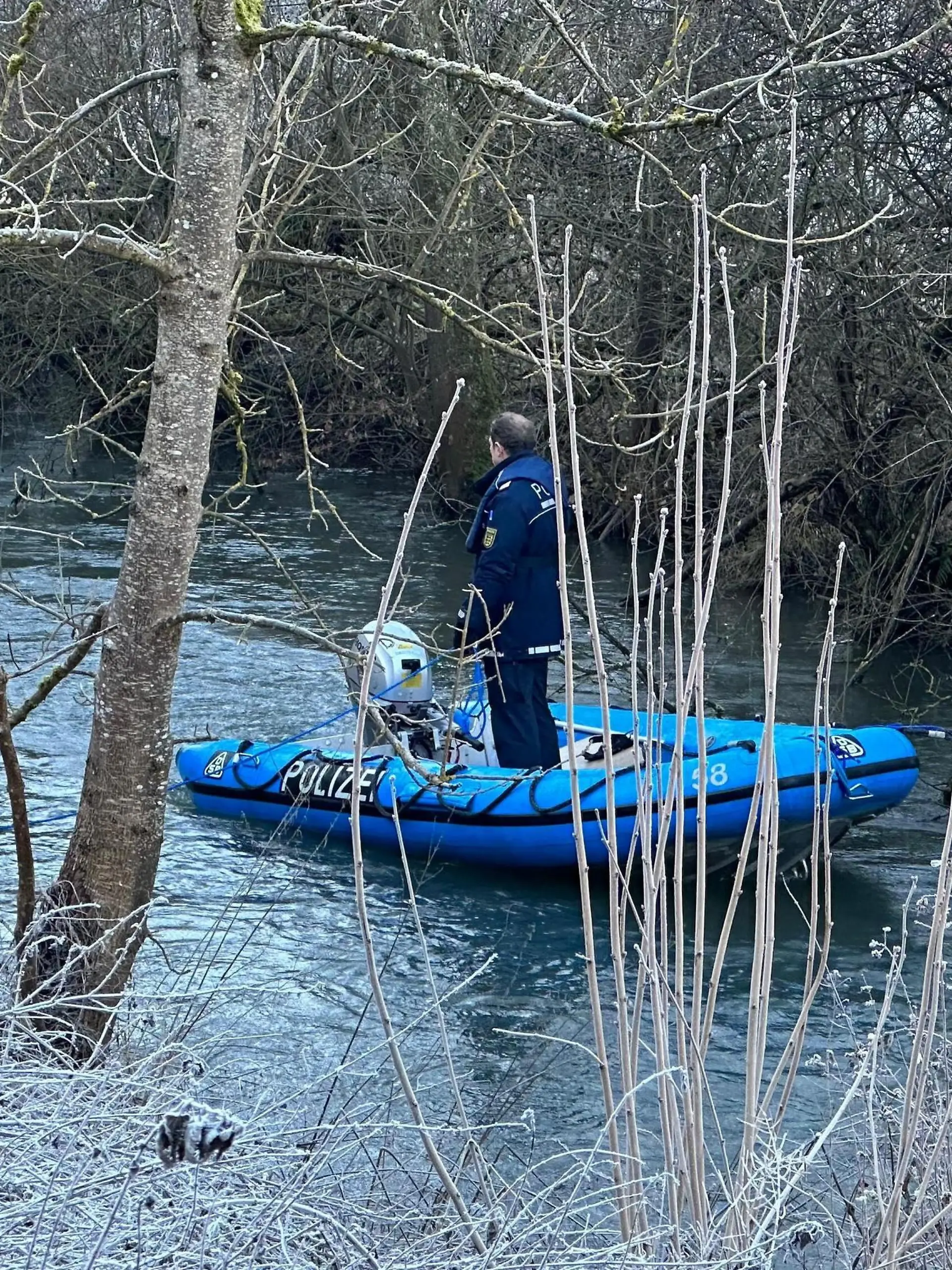 Ein Polizeiboot in einem Fluss.