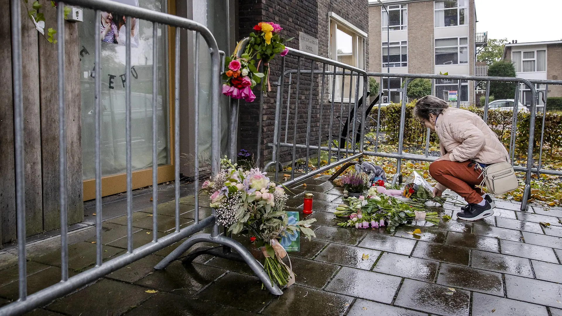  2022-10-20 13:27:43 VUGHT - Flowers and hugs at the memorial site for 10-year-old Hebe and her supervisor Sanne 26 at the Hebehuis. The bodies of Hebe and Sanne were eventually found in the water at the Empel junction in a car. ANP SEM VAN DER WAL netherlands out - belgium out *** 2022 10 20 13 27 43 VUGHT Flowers and hugs at the memorial site for 10 year old Hebe and her supervisor Sanne 26 at the Hebehuis The bodies of Hebe and Sanne were eventually found in the water at the Empel junction in a car ANP SEM VAN DER WAL netherlands out belgium out PUBLICATIONxINxGERxSUIxAUTxONLY Copyright: xx x456477726x originalFilename: 456477726.jpg