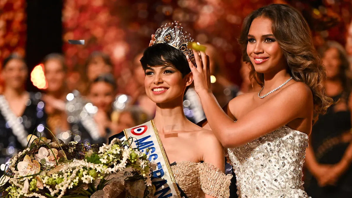 Miss Nord Pas-de-Calais Eve Gilles Miss France 2024 lors de l Election de Miss France 2024 en direct sur TF1 du Zenith de Dijon. Emission Miss France 2024 prÃ'sentÃ'e par Jean-Pierre Foucault. Dijon, FRANCE - 17/12/2024//GHNASSIA_AnthonyGhnassia-10/Credit:Anthony Ghnassia/SIPA/2312170502