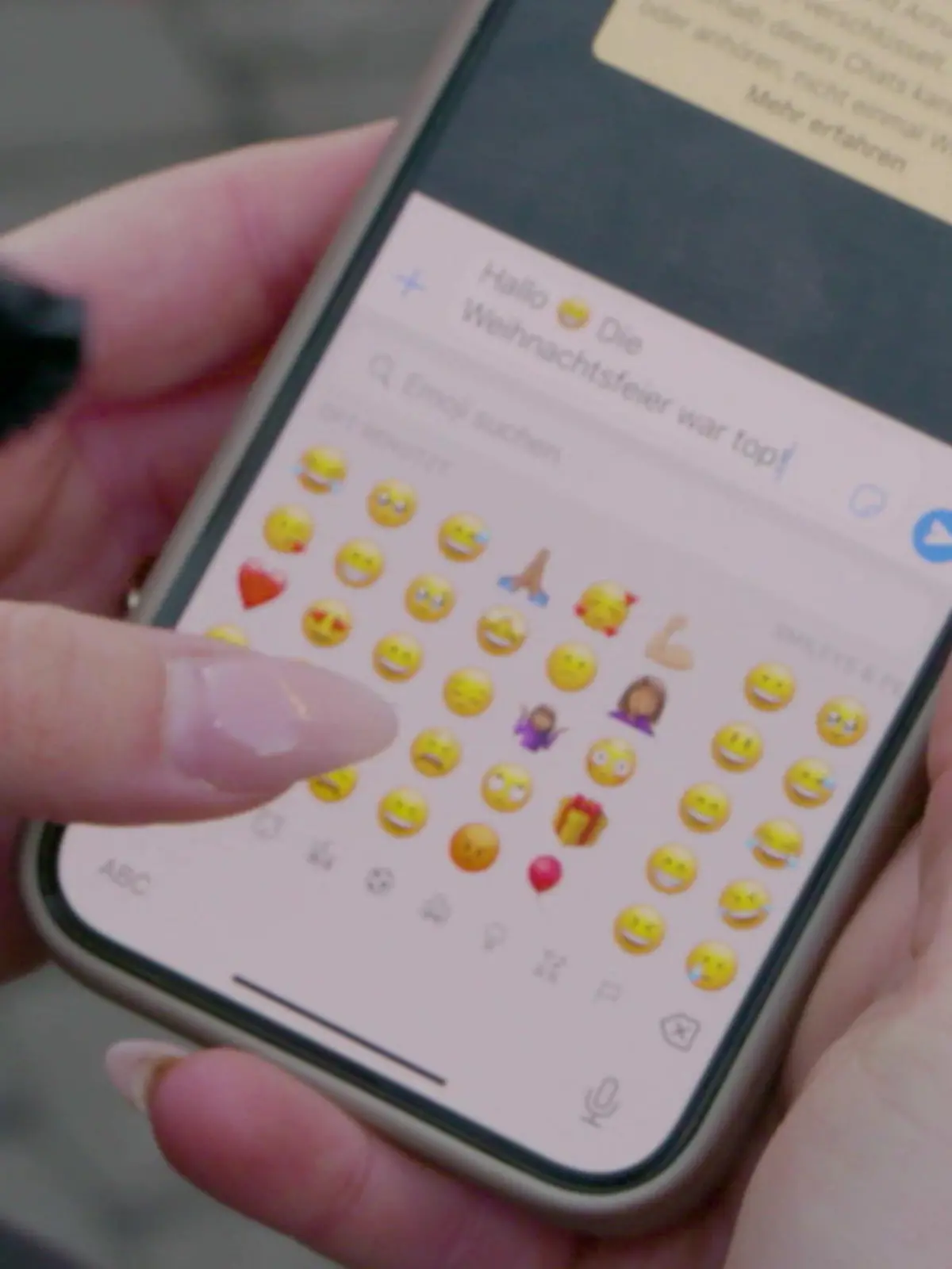 Andere Länder , andere Sitten . Diese Emojis bedeuten in der Kölner Innenstadt möglicherweise etwas ganz anderes als im Ausland . Na , wofür haben Sie denn hier denn schon mal verwendet ? In Japan zumindest soll der kleine lächelnde Haufen nicht zynisch gemeint sein , sondern die gleiche Bedeutung haben wie jemandem Glück zu wünschen . Also quasi ganz nach dem Motto Shit happens , Kopf hoch ! Diese Geste wiederum heißt in weiten Teilen der Welt einfach nur Alles klar , oder Verstanden ? Aber Vorsicht beim Emoji Wir lassen die Leute mal raten , was es wohl bedeuten könnte